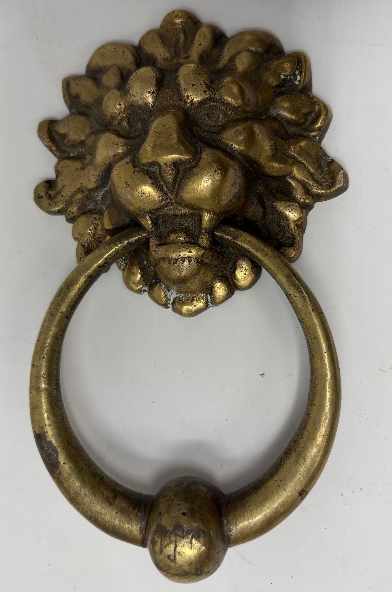 Italiano Battente d'epoca in ottone massiccio patinato a forma di testa di leone in vendita