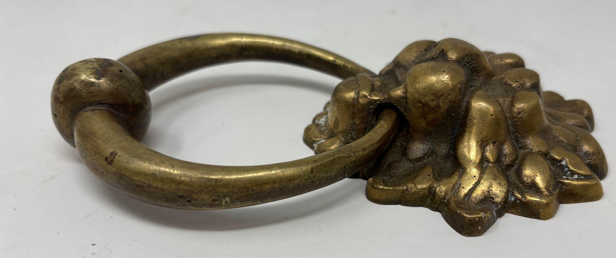 Calco Battente d'epoca in ottone massiccio patinato a forma di testa di leone in vendita