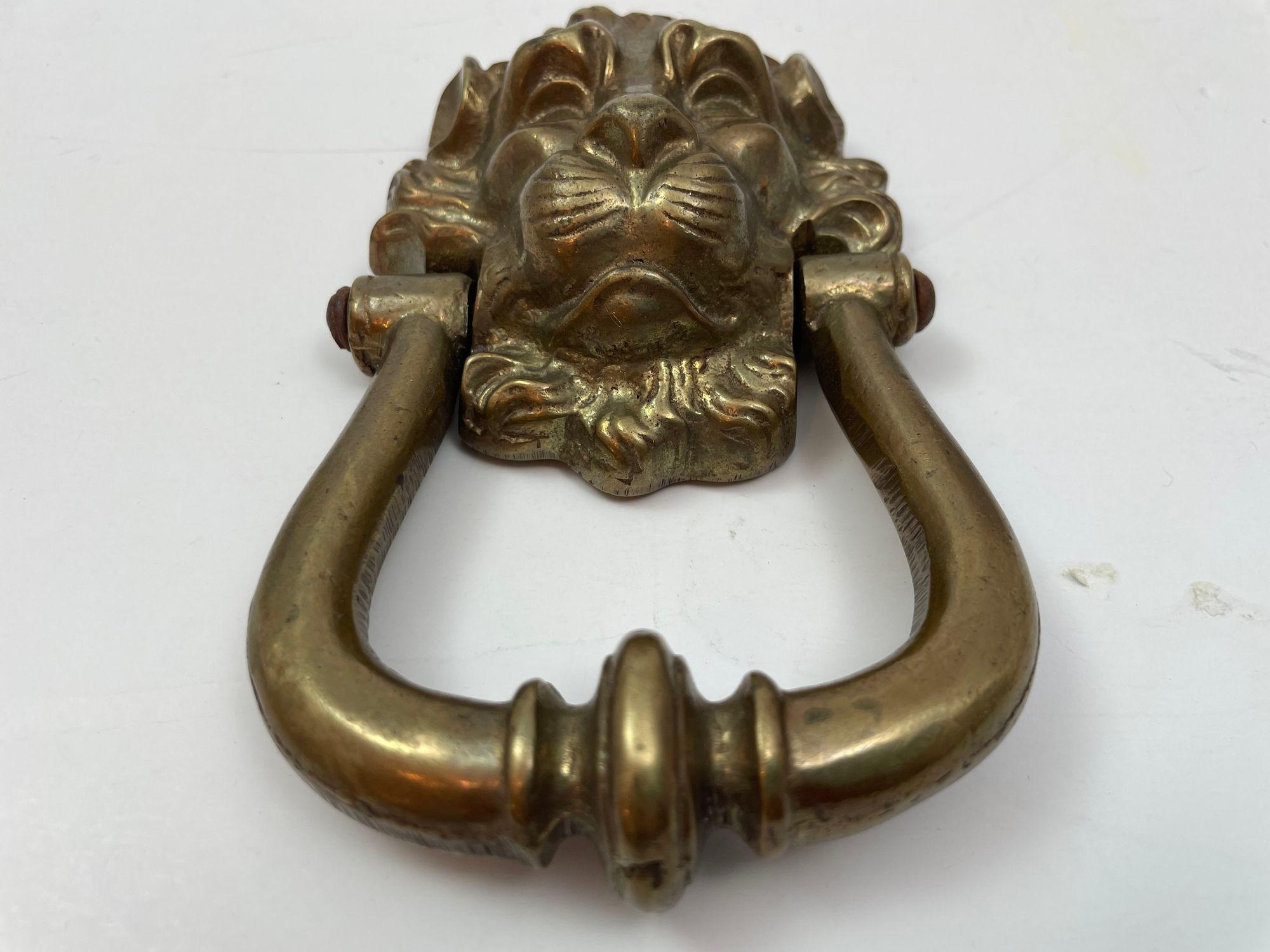 Knocker de porte vintage en laiton massif patiné à tête de lion Bon état - En vente à North Hollywood, CA