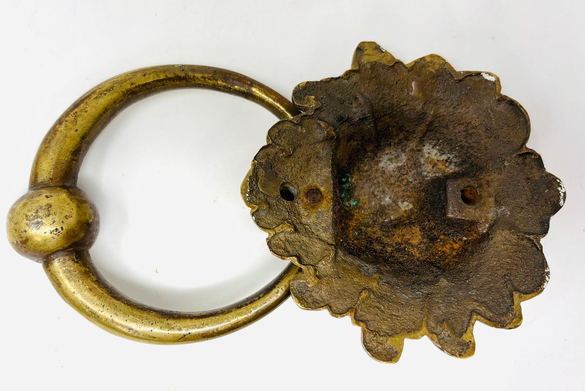 Battente d'epoca in ottone massiccio patinato a forma di testa di leone In condizioni buone in vendita a North Hollywood, CA