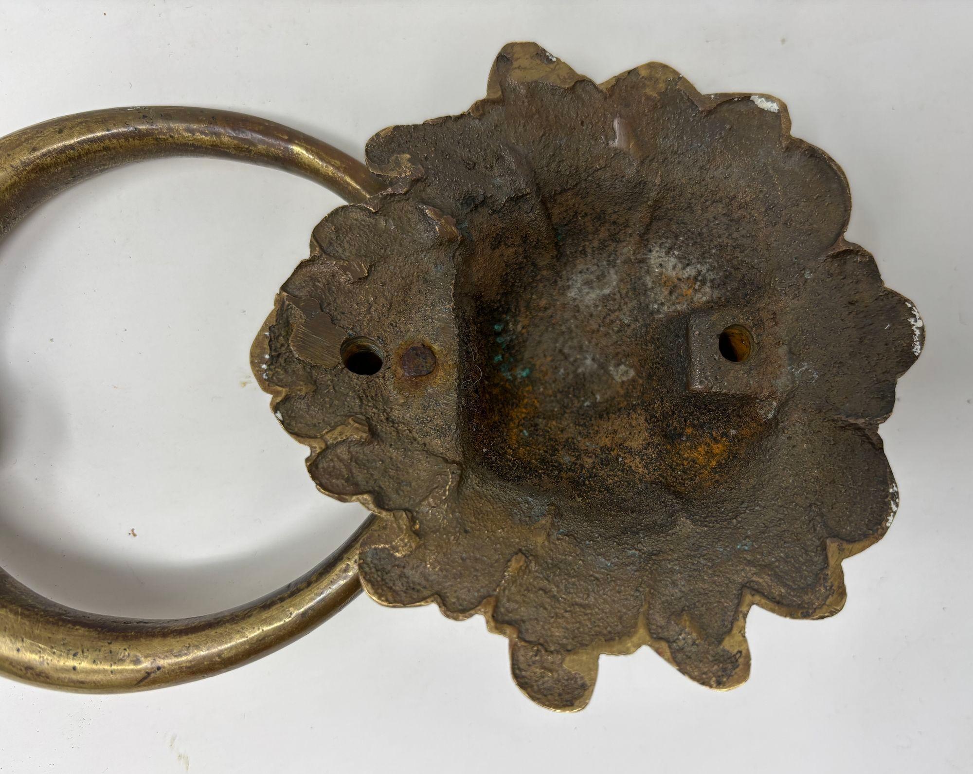 XX secolo Battente d'epoca in ottone massiccio patinato a forma di testa di leone in vendita