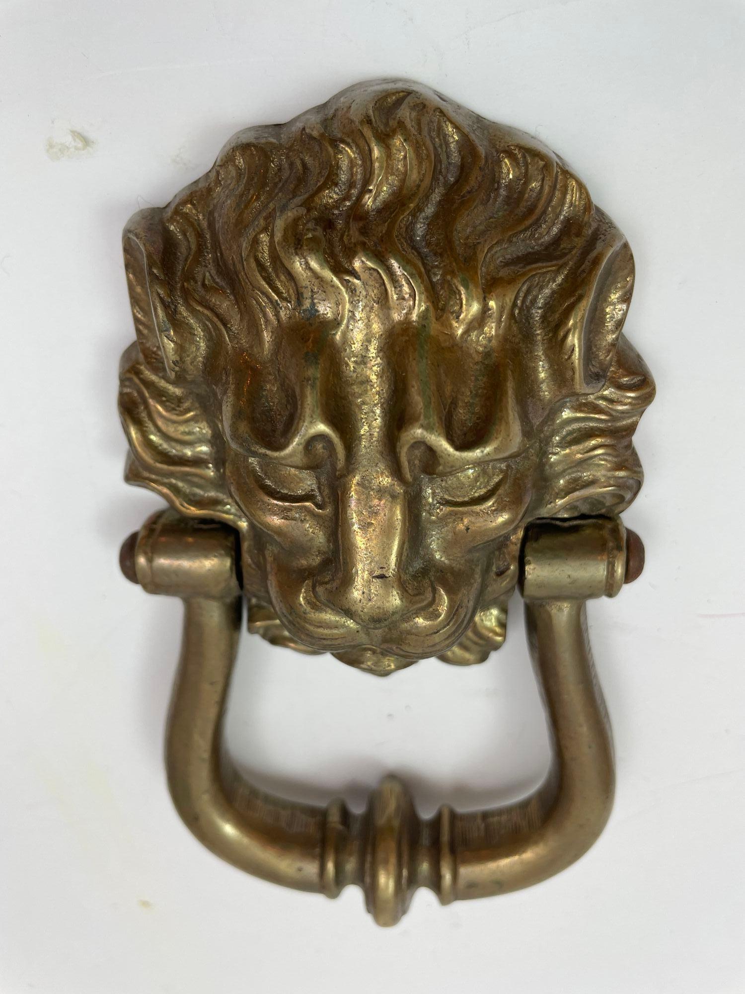 Laiton Knocker de porte vintage en laiton massif patiné à tête de lion en vente