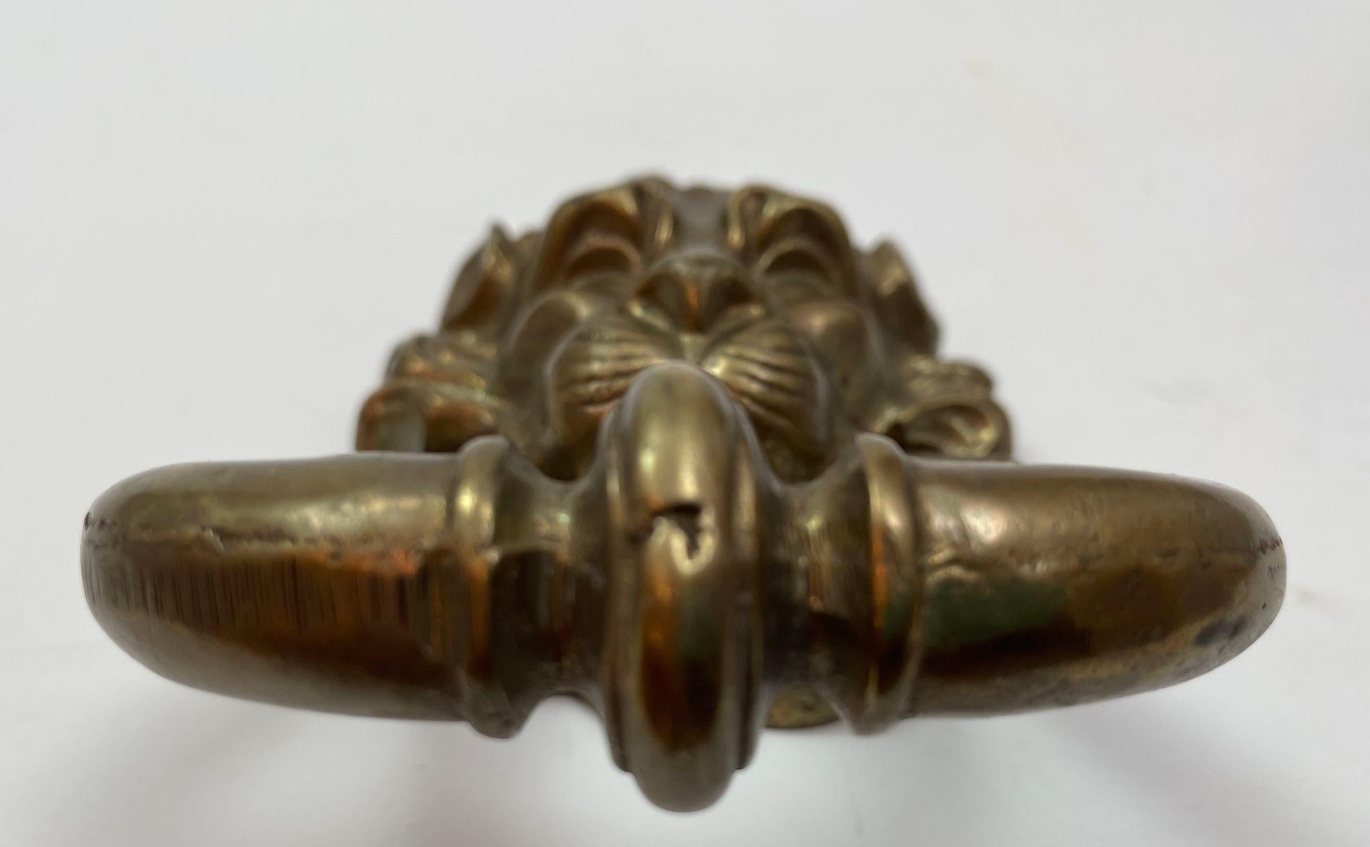 Knocker de porte vintage en laiton massif patiné à tête de lion en vente 1