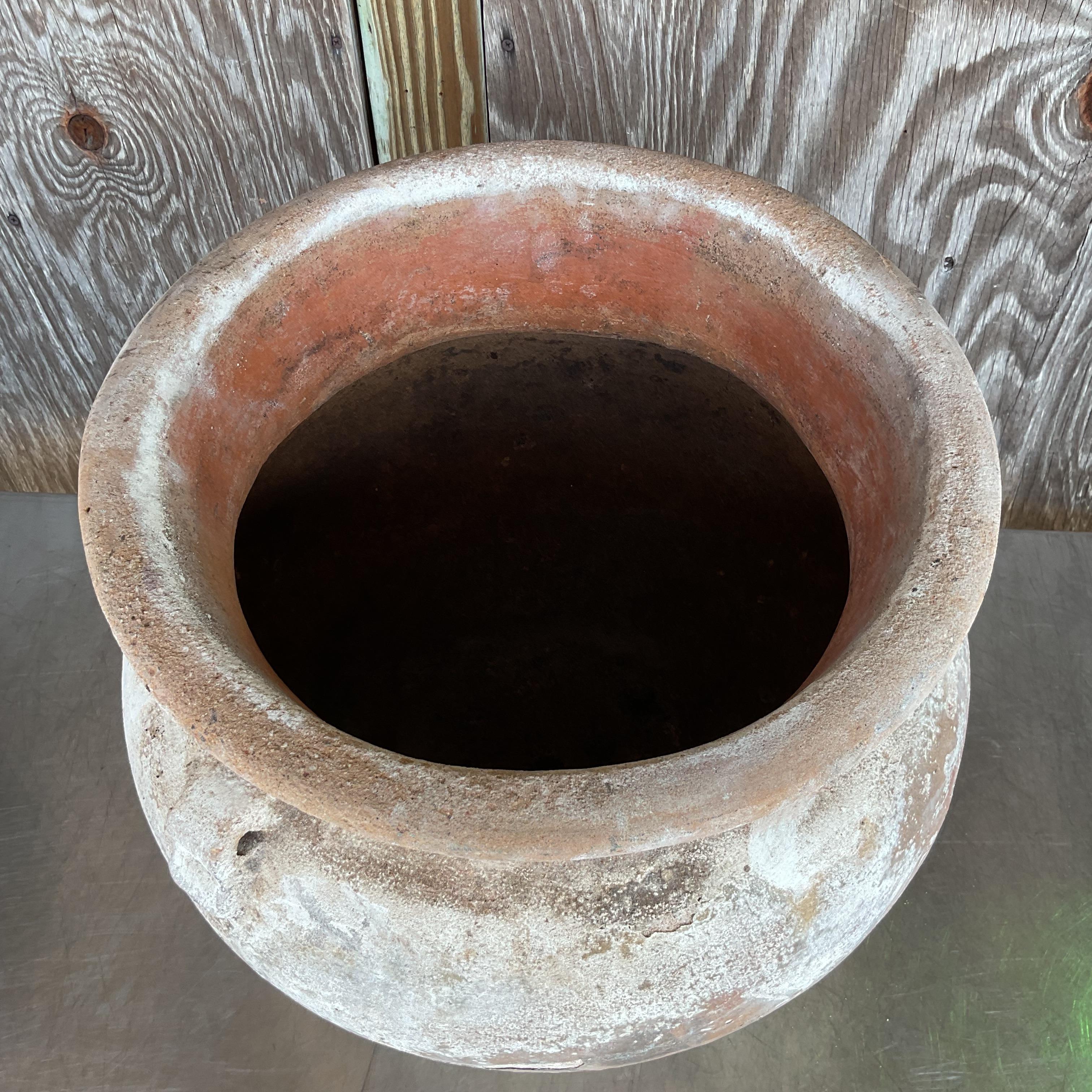 Jardinera vintage de terracota con una pátina desgastada, perfecta para añadir un carácter intemporal a cualquier jardín o casa. Adquirida a una finca de Palm Beach.