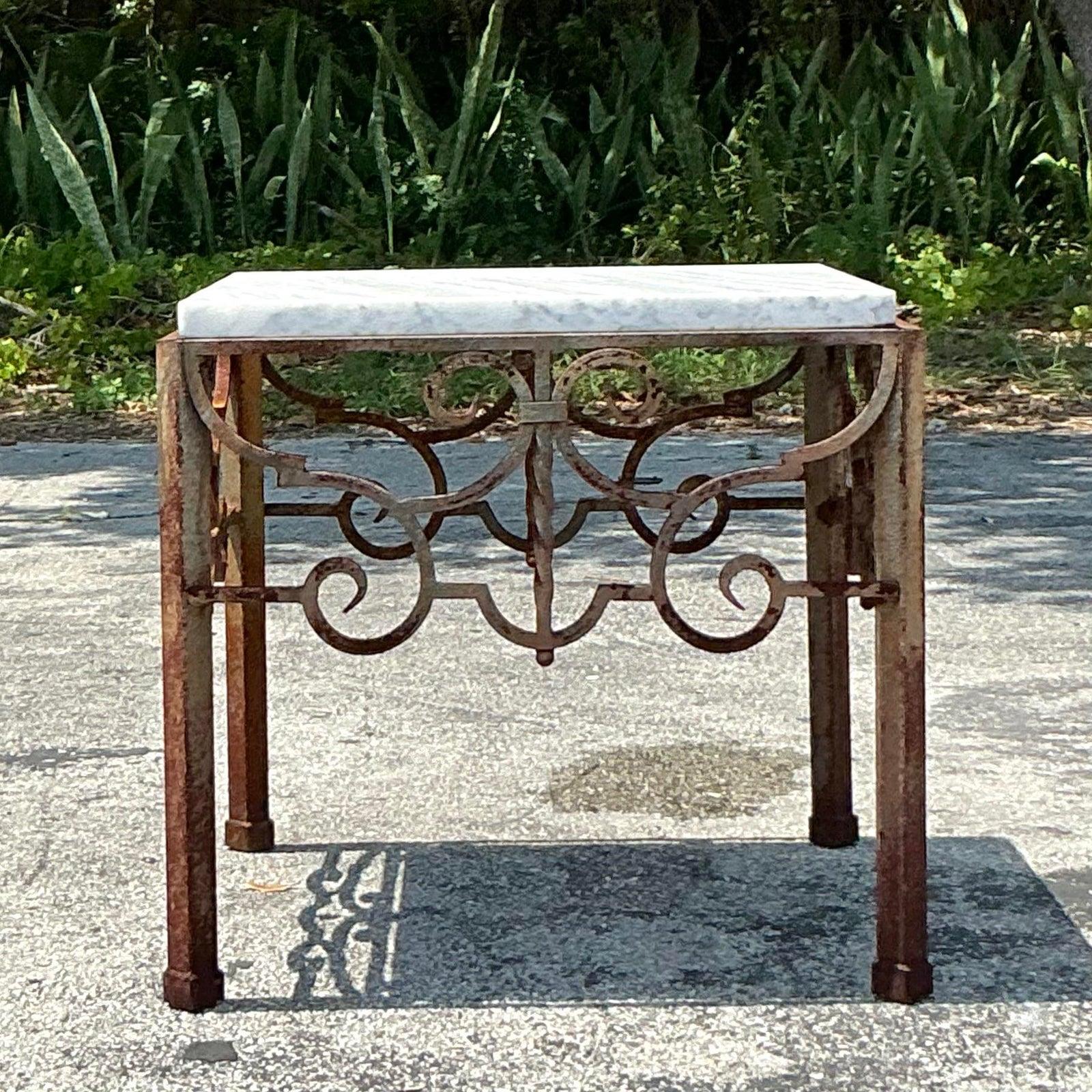 Américain Table d'appoint vintage en fer forgé patiné à volutes en vente