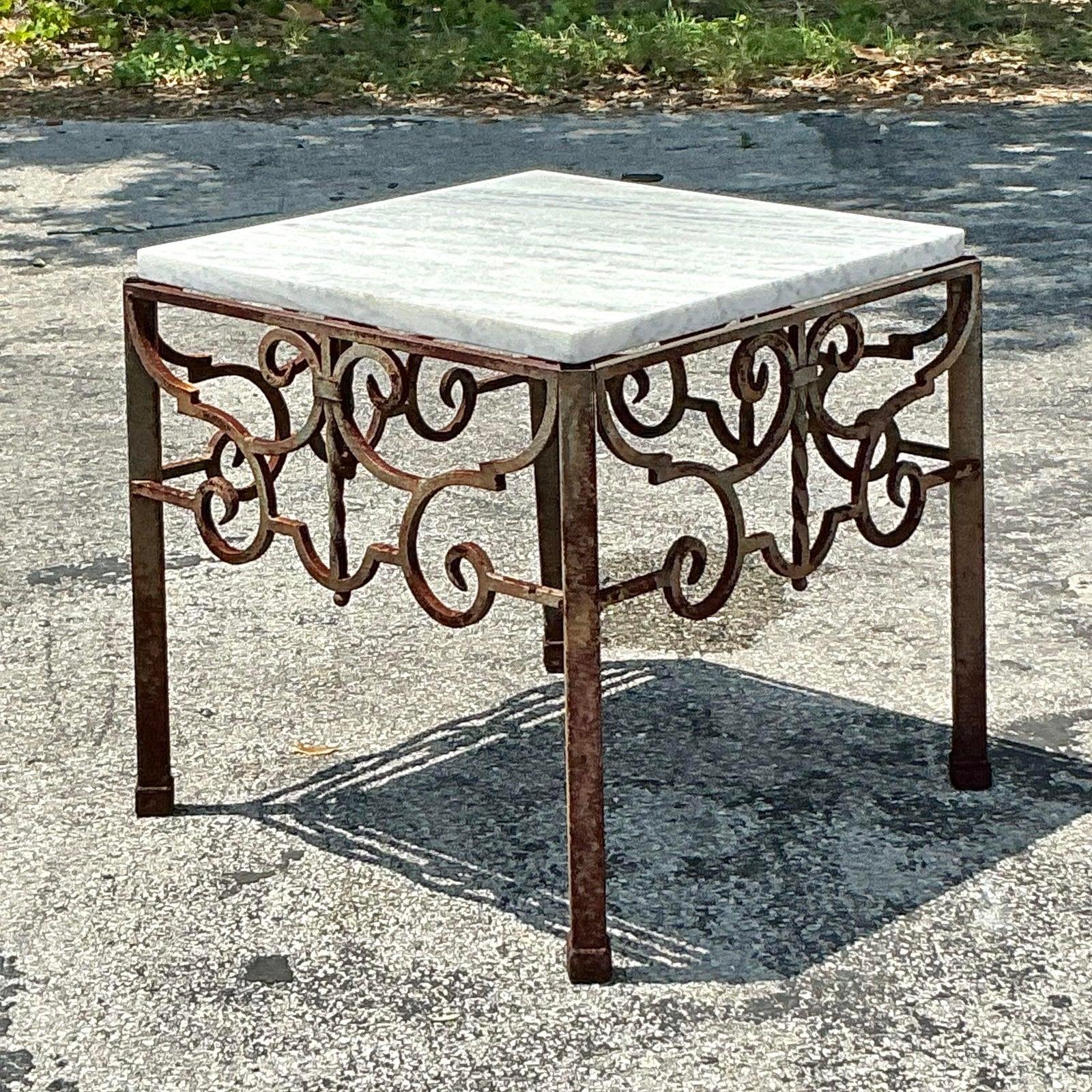 Table d'appoint vintage en fer forgé patiné à volutes en vente 1