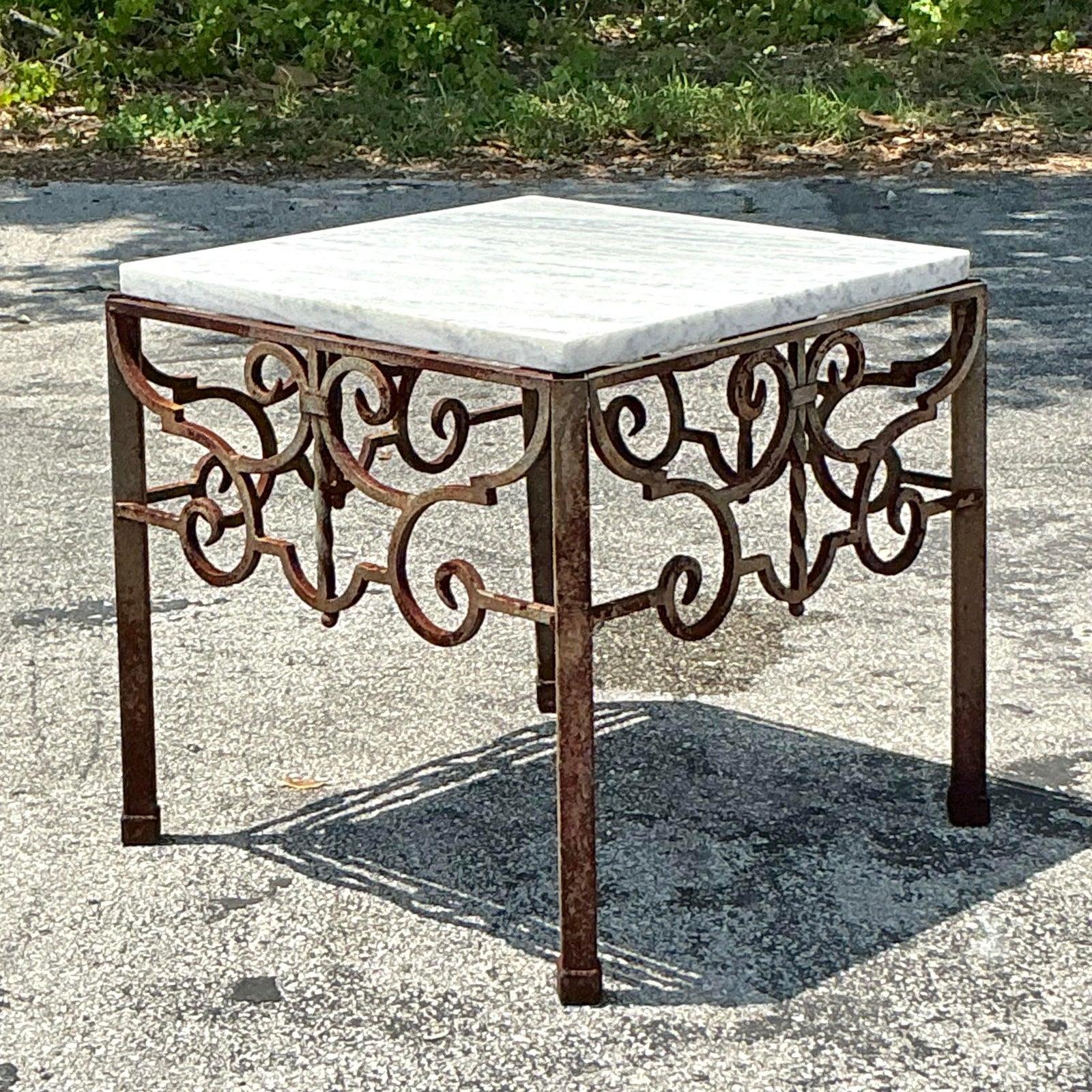 Table d'appoint vintage en fer forgé patiné à volutes en vente 2
