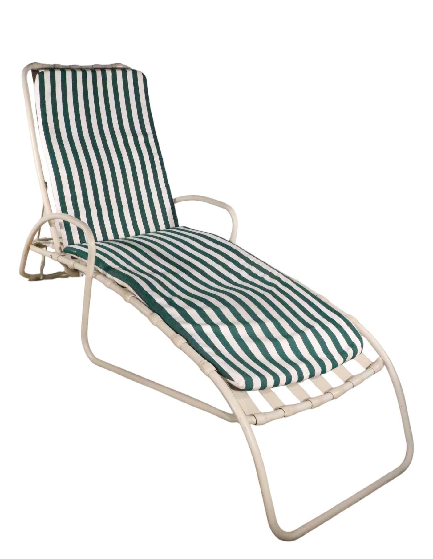 Vintage Patio Poolside Garden  Brown Jordan Reclining Chaise Lounge  In Good Condition For Sale In New York, NY