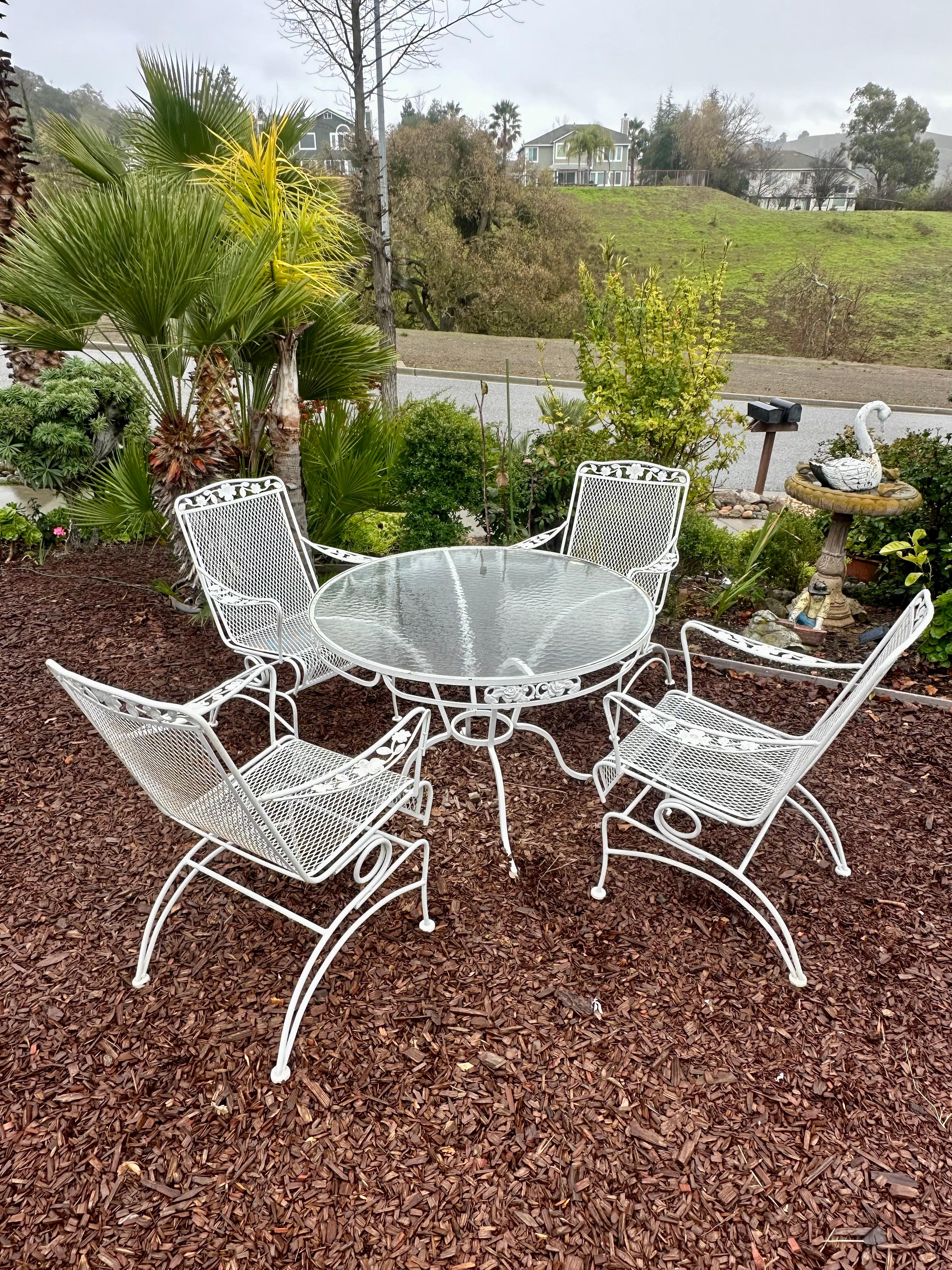 Vintage mid century modern patio set by Russell Woodard
Flower and leaf pattern on both table and 4 spring rocking armchairs
Glass top table and 4 rocking spring armchairs
41