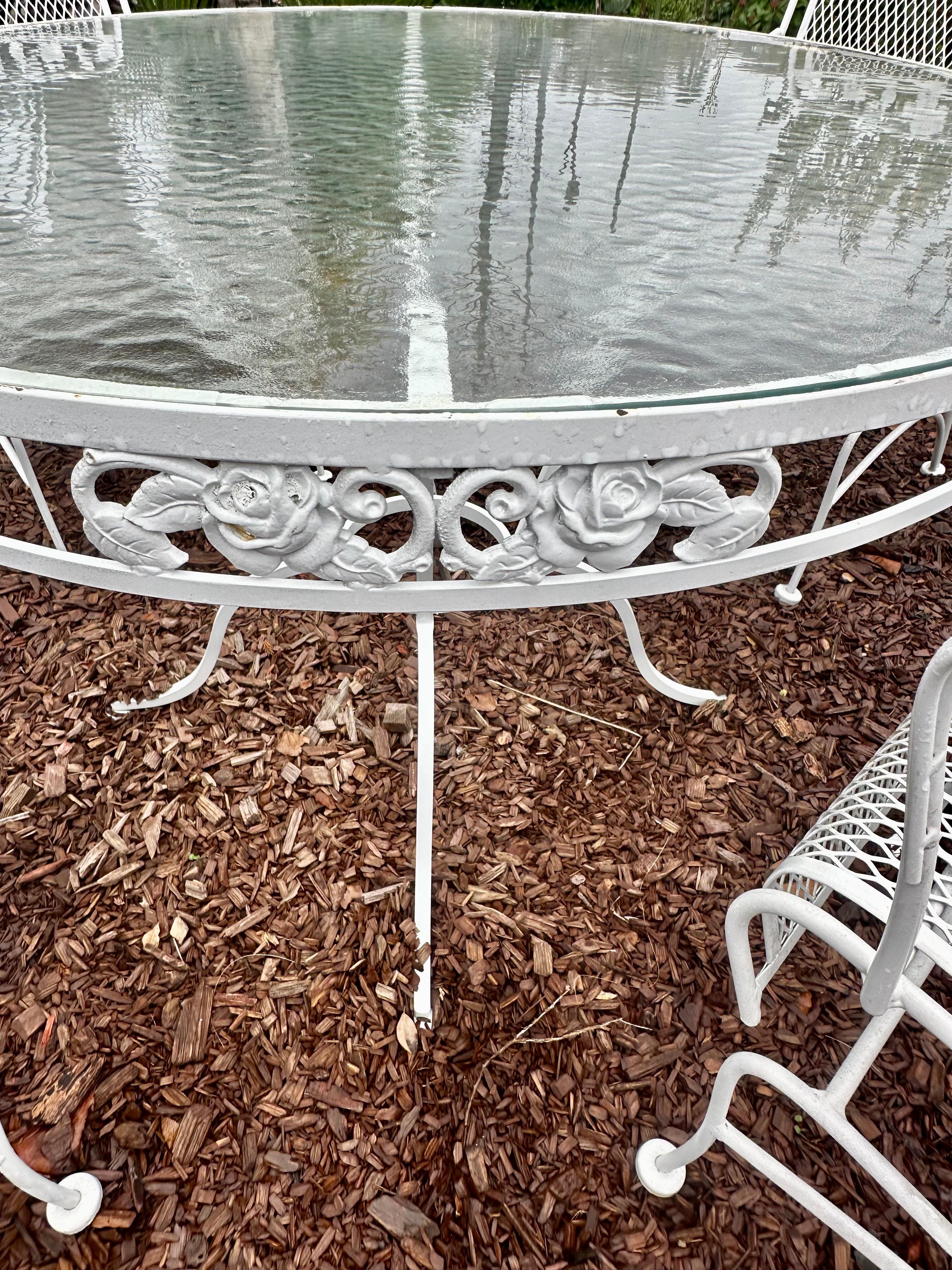 American Vintage patio set By Russell Woodard, flower and leaf  pattern, table + 4 chairs For Sale
