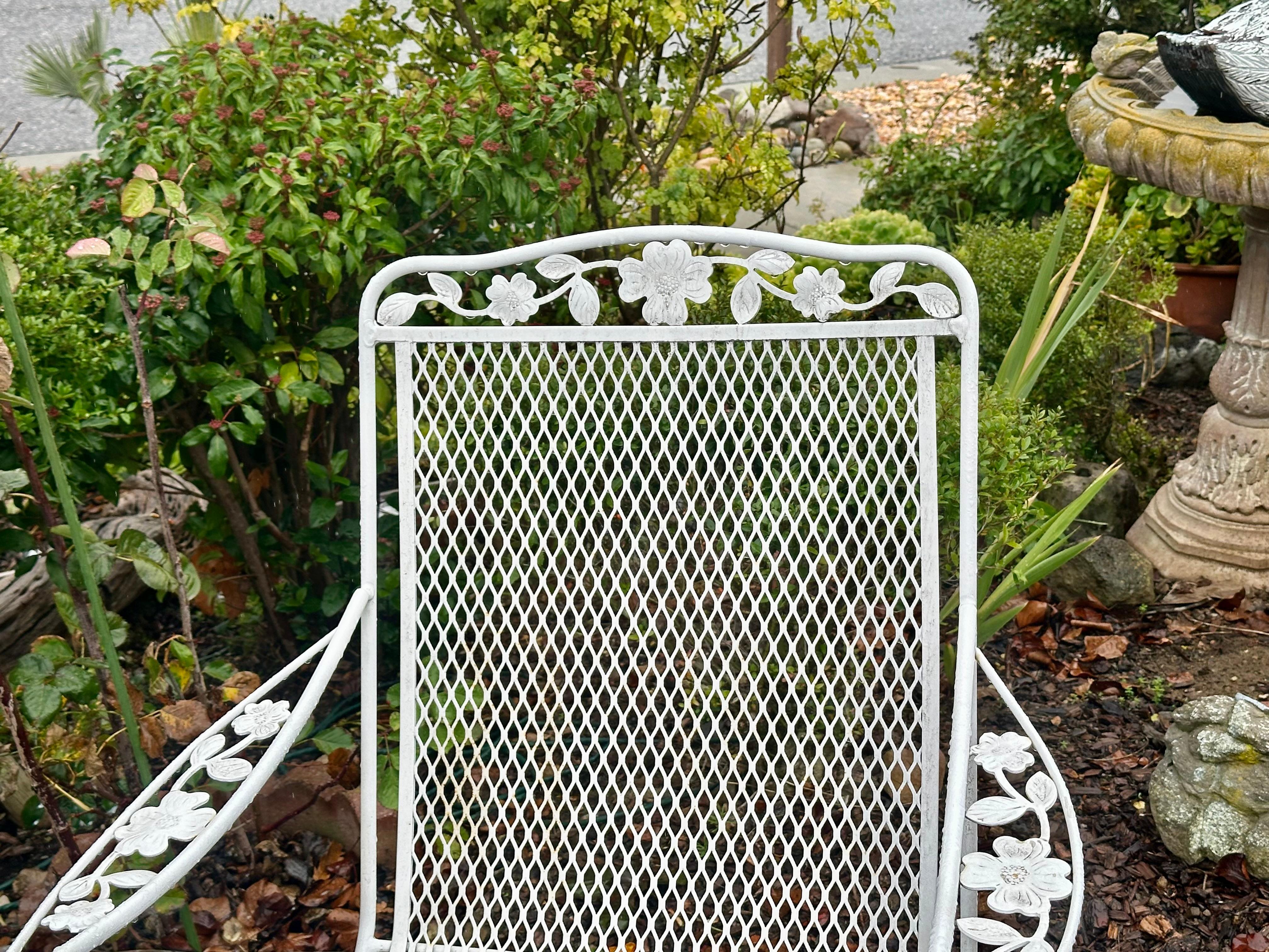 Ensemble de patio vintage de Russell Woodard, fleur et feuille  Modèle table + 4 chaises Bon état - En vente à San Jose, CA