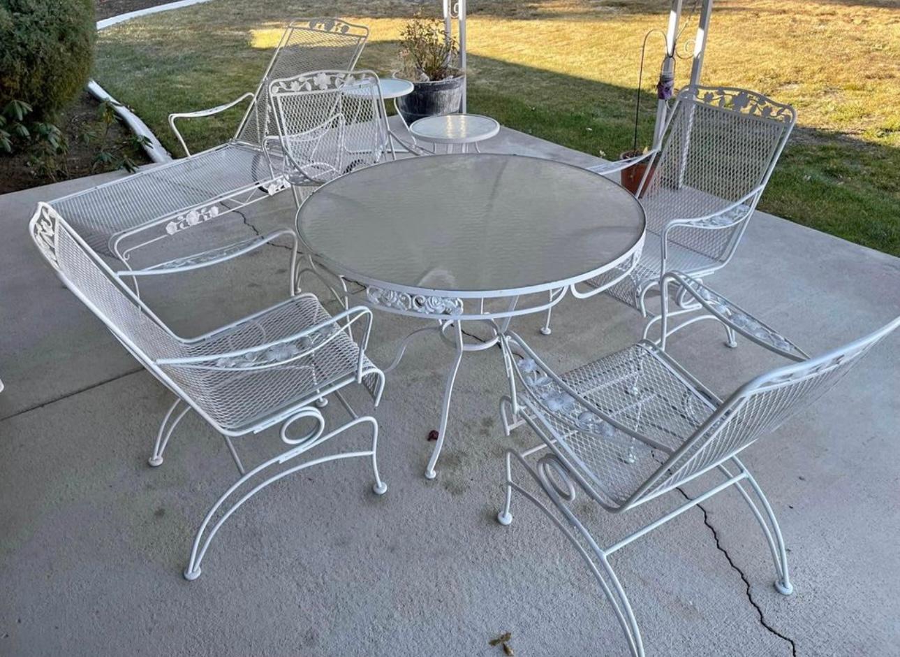 Fer Ensemble de patio vintage de Russell Woodard, fleur et feuille  Modèle table + 4 chaises en vente