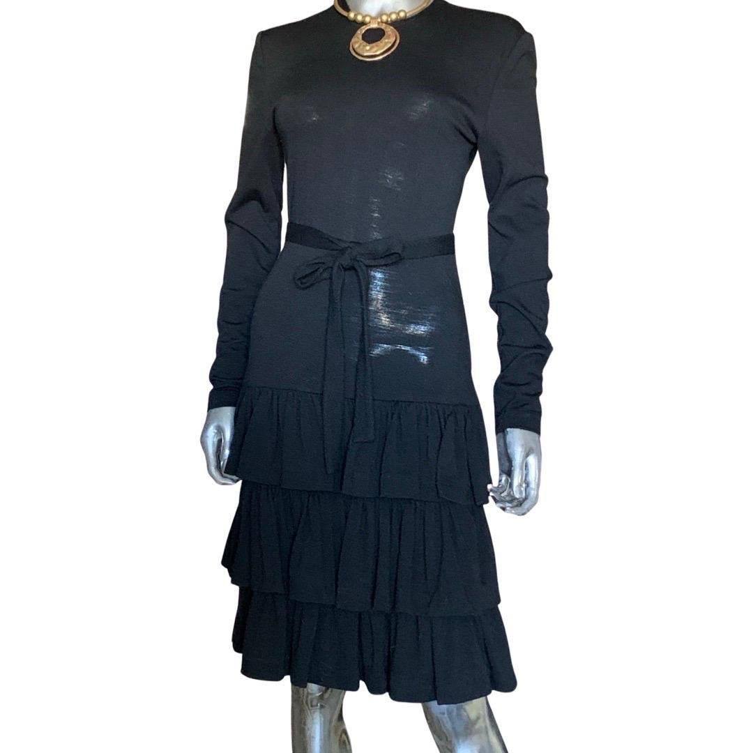 Vintage Patrick Kelly Paris Schwarzes gestuftes Jersey-Kleid mit Rüschen Größe 4/6 Damen im Angebot