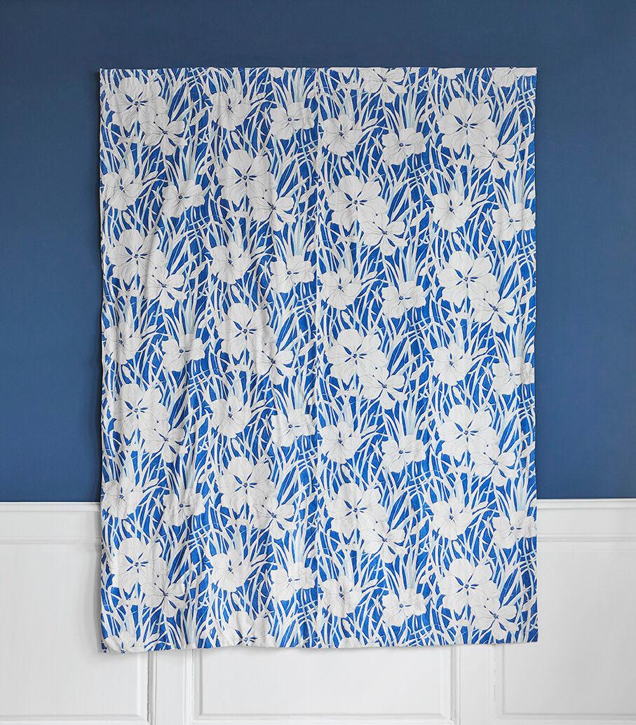 Paul Dumas
Frankreich, 1920er Jahre

Vintage-Textil mit floralem Muster in Blau- und Weißtönen. 

Maße: H 184 x B 141 cm.