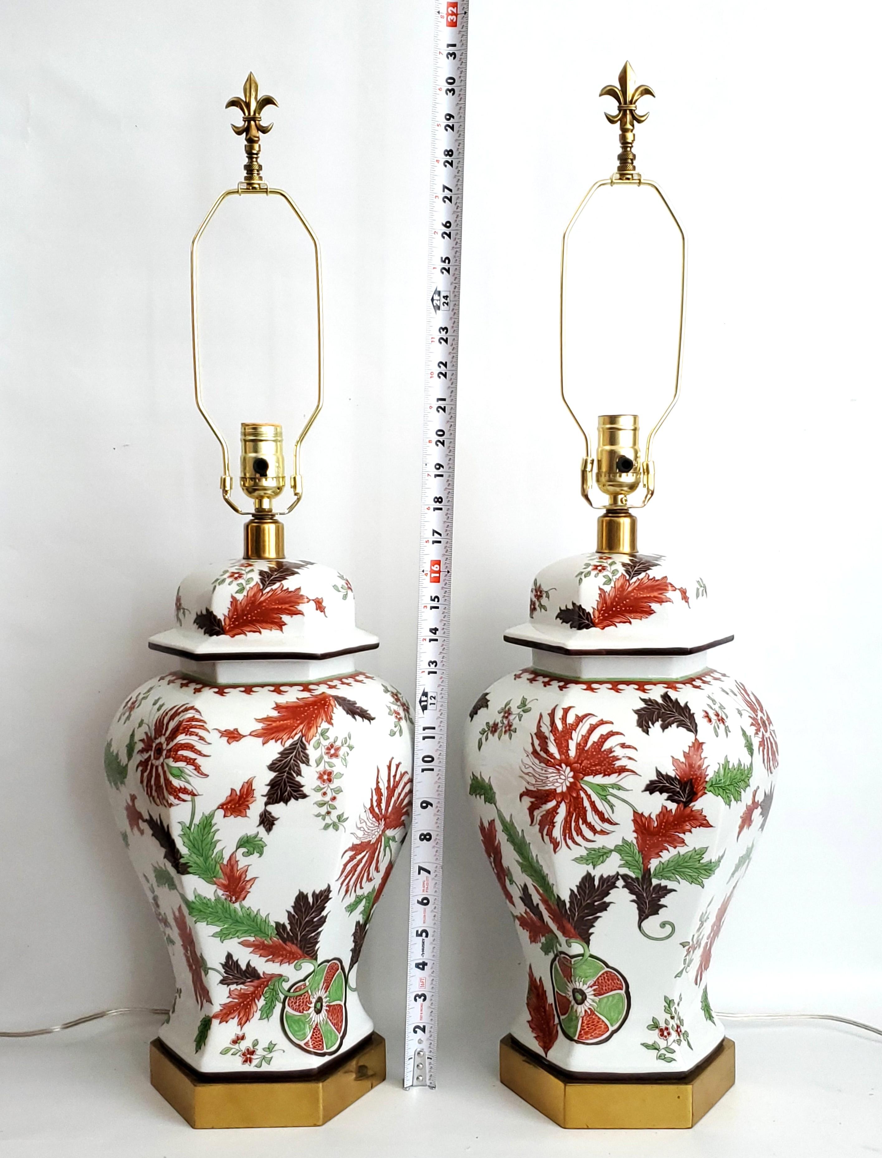Coppia di lampade da tavolo vintage in Porcelaine de Paris di Paul Hanson della metà del XX secolo. Questa coppia di lampade grandi e pesanti è realizzata con un disegno di cineserie francese noto come Fleur de Tabac, o foglia di tabacco. I grandi