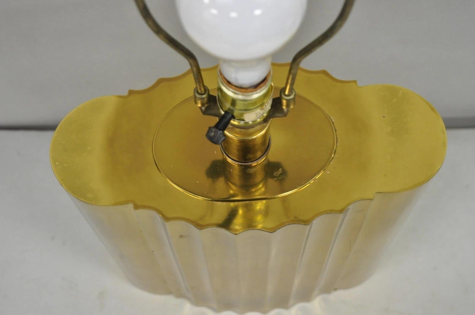 Lampe de table vintage Paul Hanson MCM Hollywood Regency en laiton bruni et cannelé en vente 7