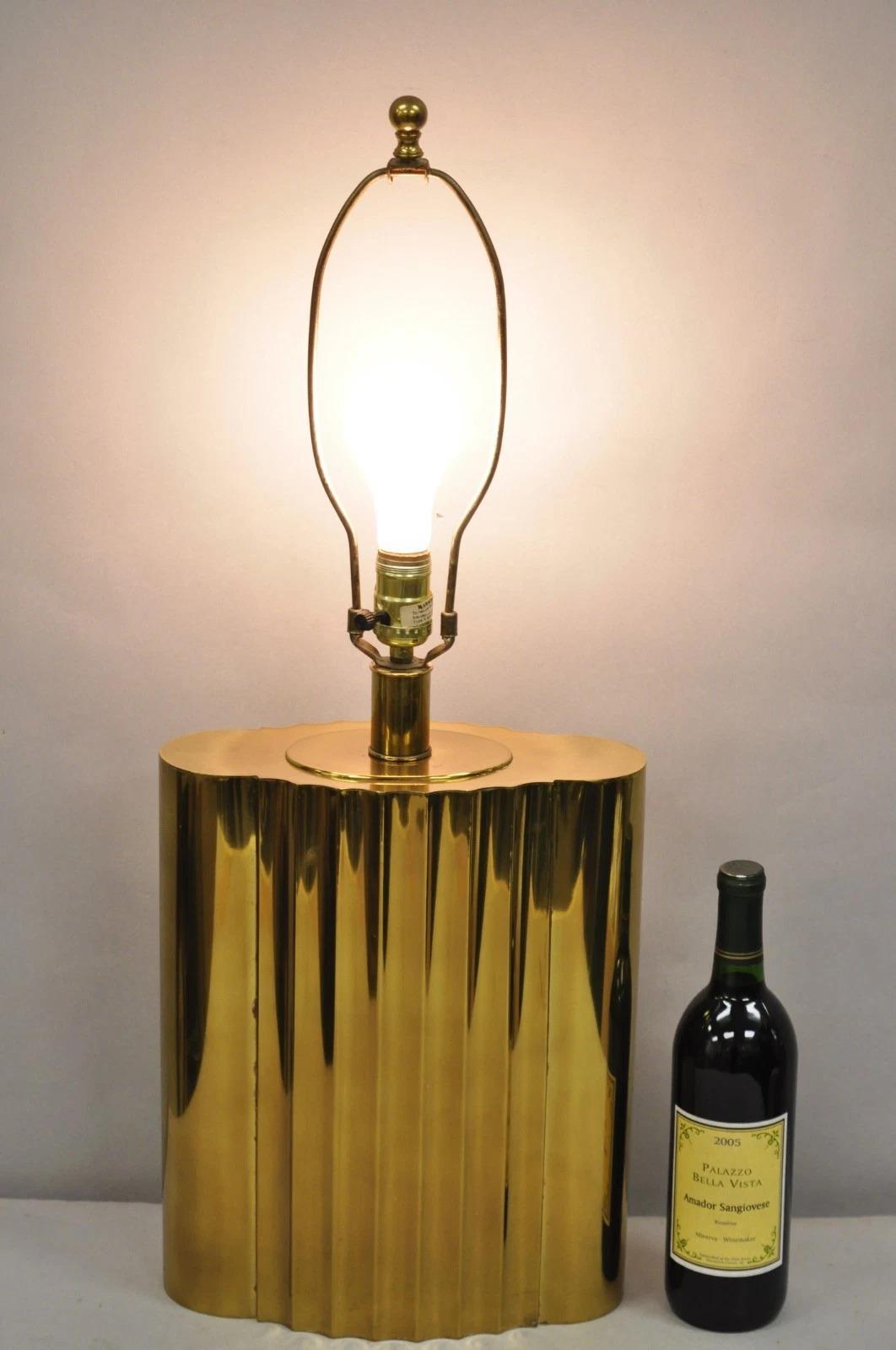 Lampe de table vintage Paul Hanson Mid Century Modern Hollywood Regency en laiton bruni. Circa Late 20th Century. Dimensions : 29