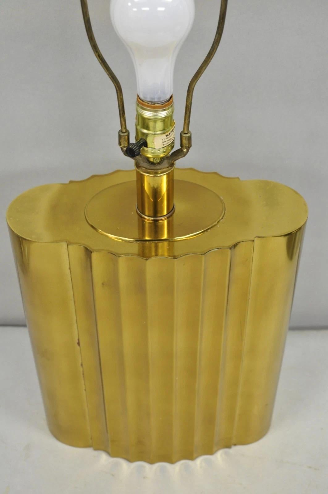 Inconnu Lampe de table vintage Paul Hanson MCM Hollywood Regency en laiton bruni et cannelé en vente