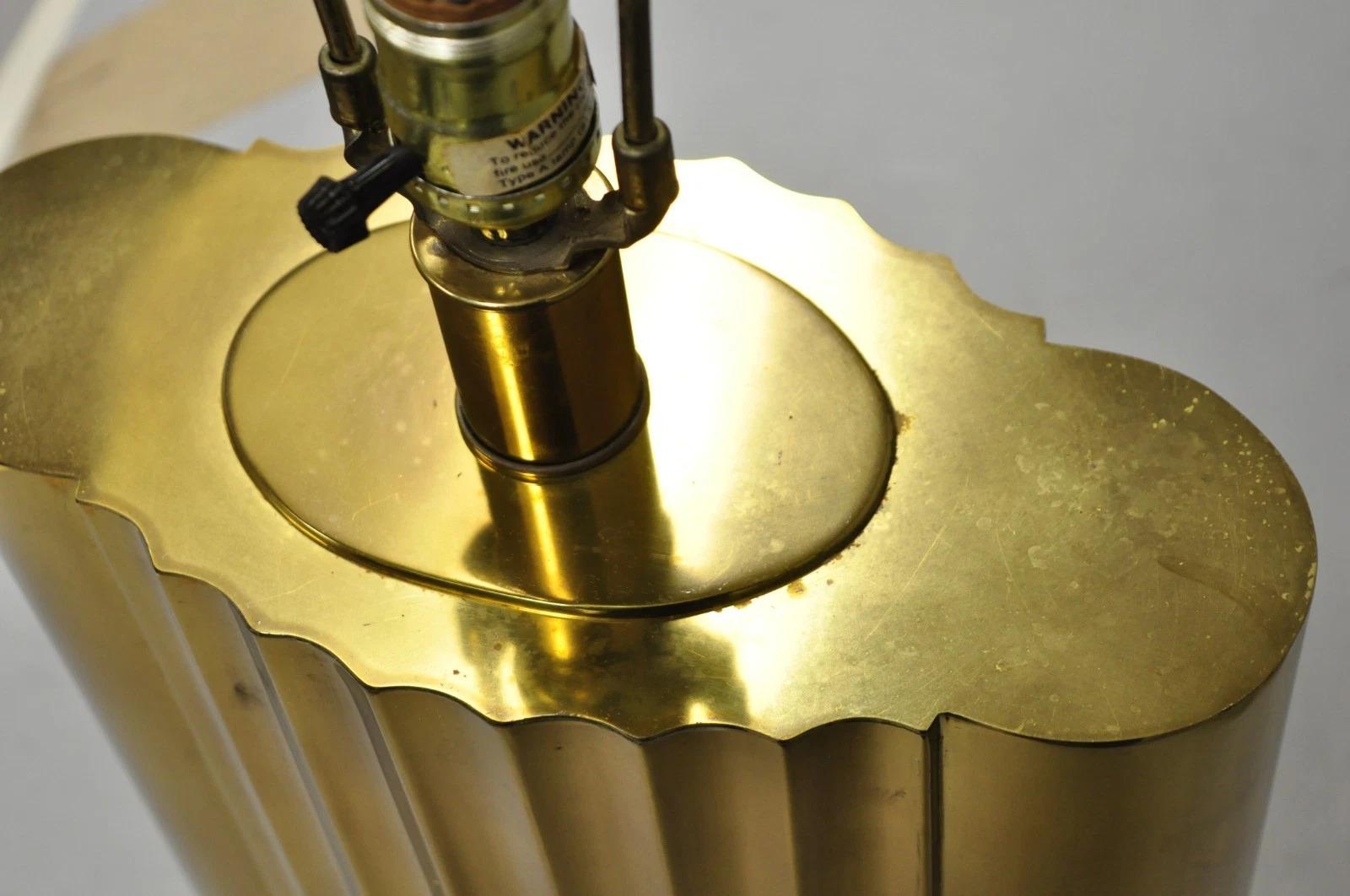 Lampe de table vintage Paul Hanson MCM Hollywood Regency en laiton bruni et cannelé en vente 2