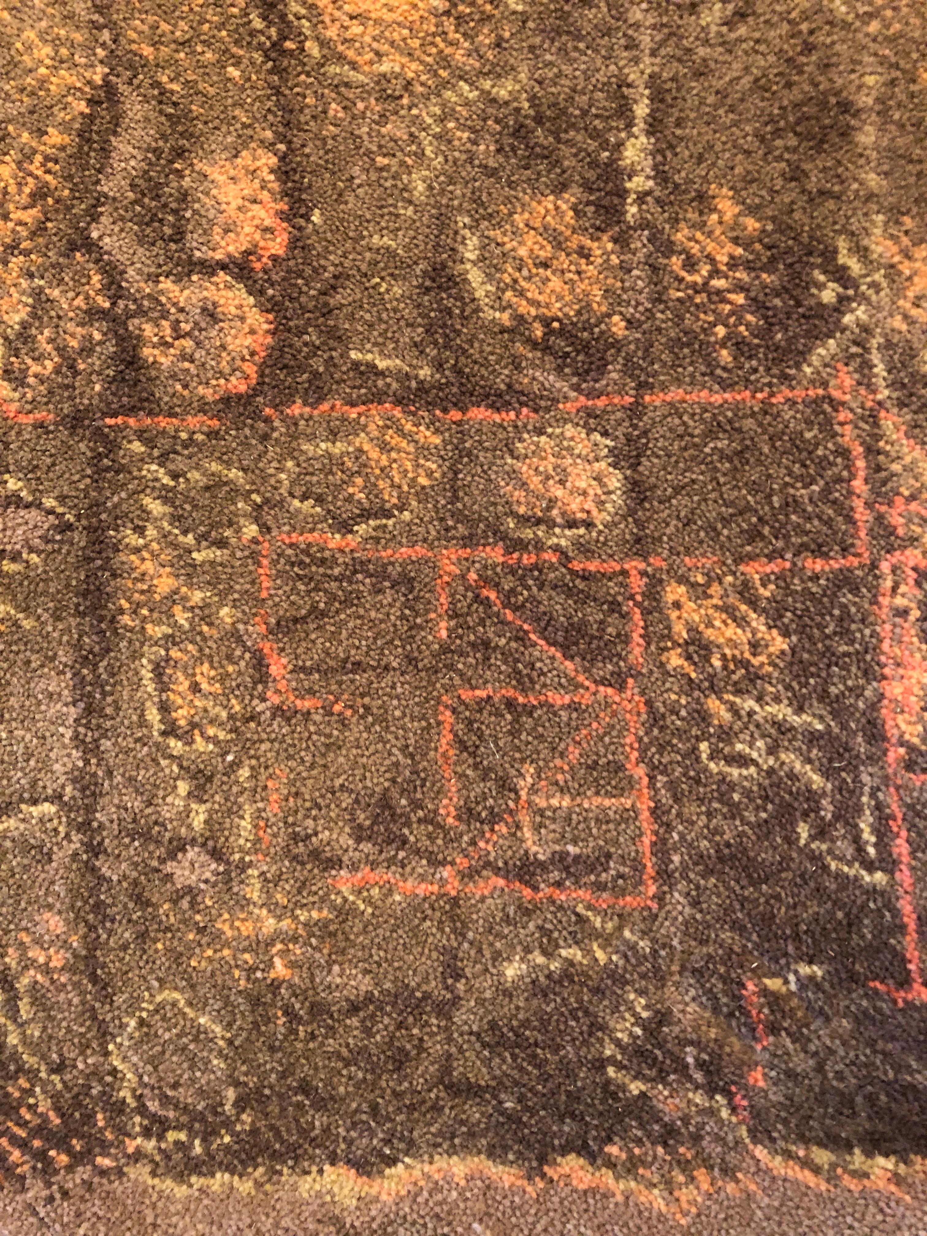 Magnifique tapis en laine fait à la main par Paul au Danemark, vers 1980, qui a créé de superbes tapis en s'inspirant des œuvres du célèbre artiste Paul Klee. Les compositions modernes emblématiques de Klee étaient abstraites et hiéroglypiques, et