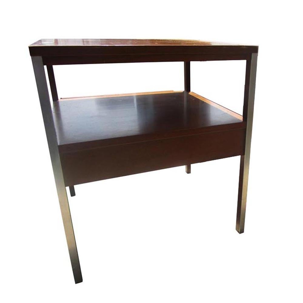Paul McCobb
Seine Planner Group, die von der Winchendon Furniture Company hergestellt wurde, war eine der meistverkauften zeitgenössischen Möbelserien der 1950er Jahre und wurde von 1949 bis 1964 kontinuierlich produziert. Zu den weiteren bekannten