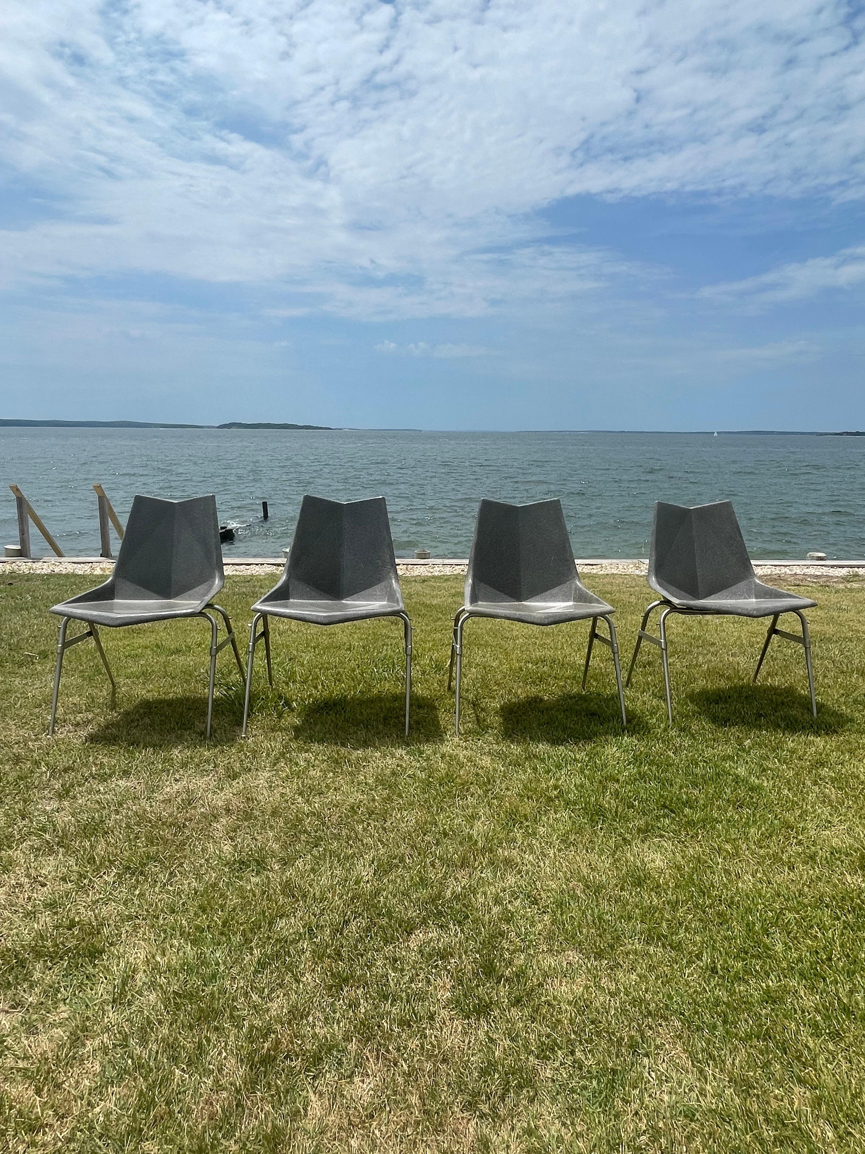 Rare et magnifique ensemble de quatre chaises grises empilables en fibre de verre des années 1950, connues sous le nom d'Origami Chairs. Conçu par Paul McCobb pour St John Seating Corporation, USA. Le Label/One a conçu ces sièges moulés à des angles