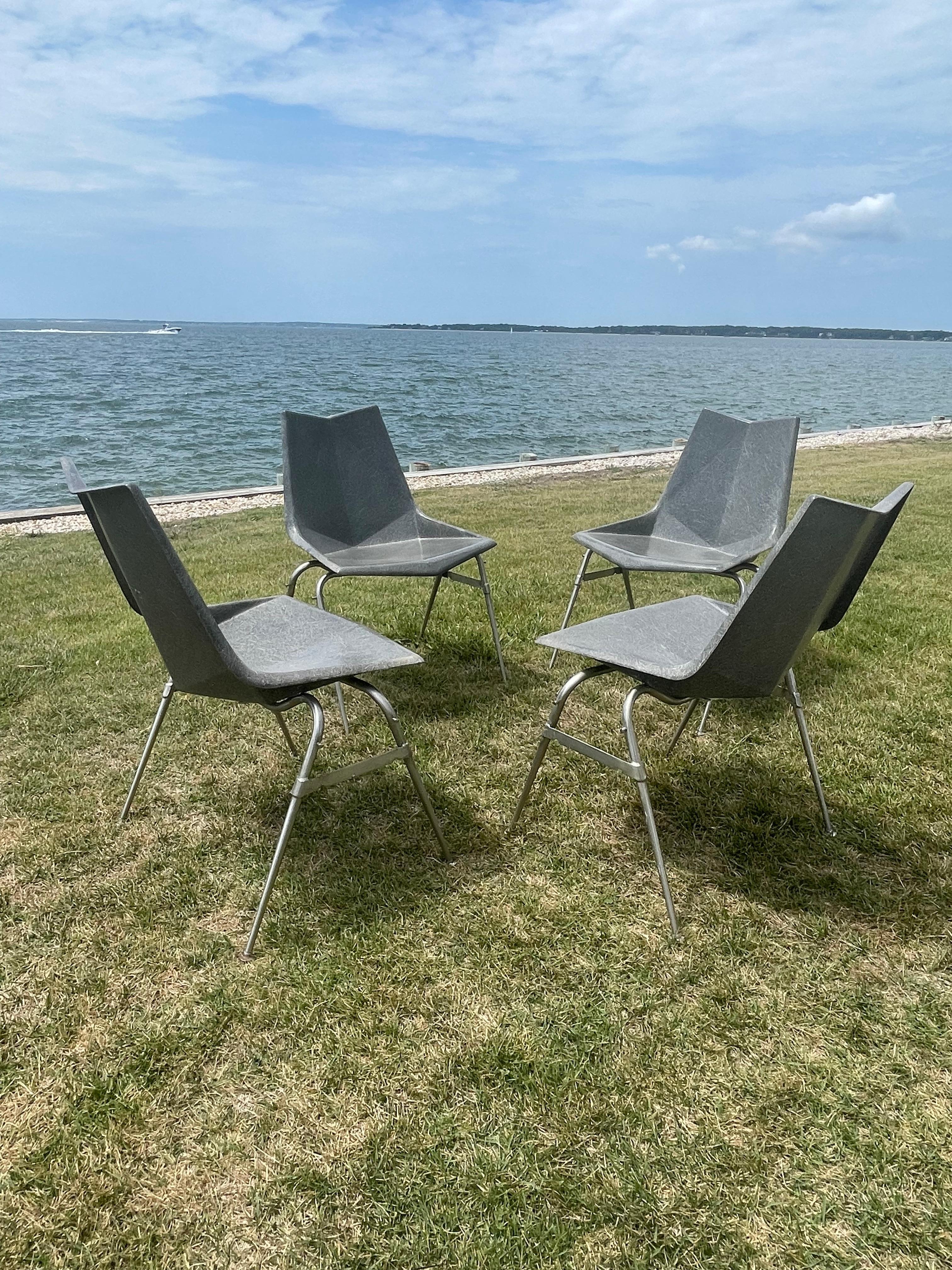 Métal Paul McCobb ensemble de quatre chaises Origami grises en fibre de verre vintage en vente
