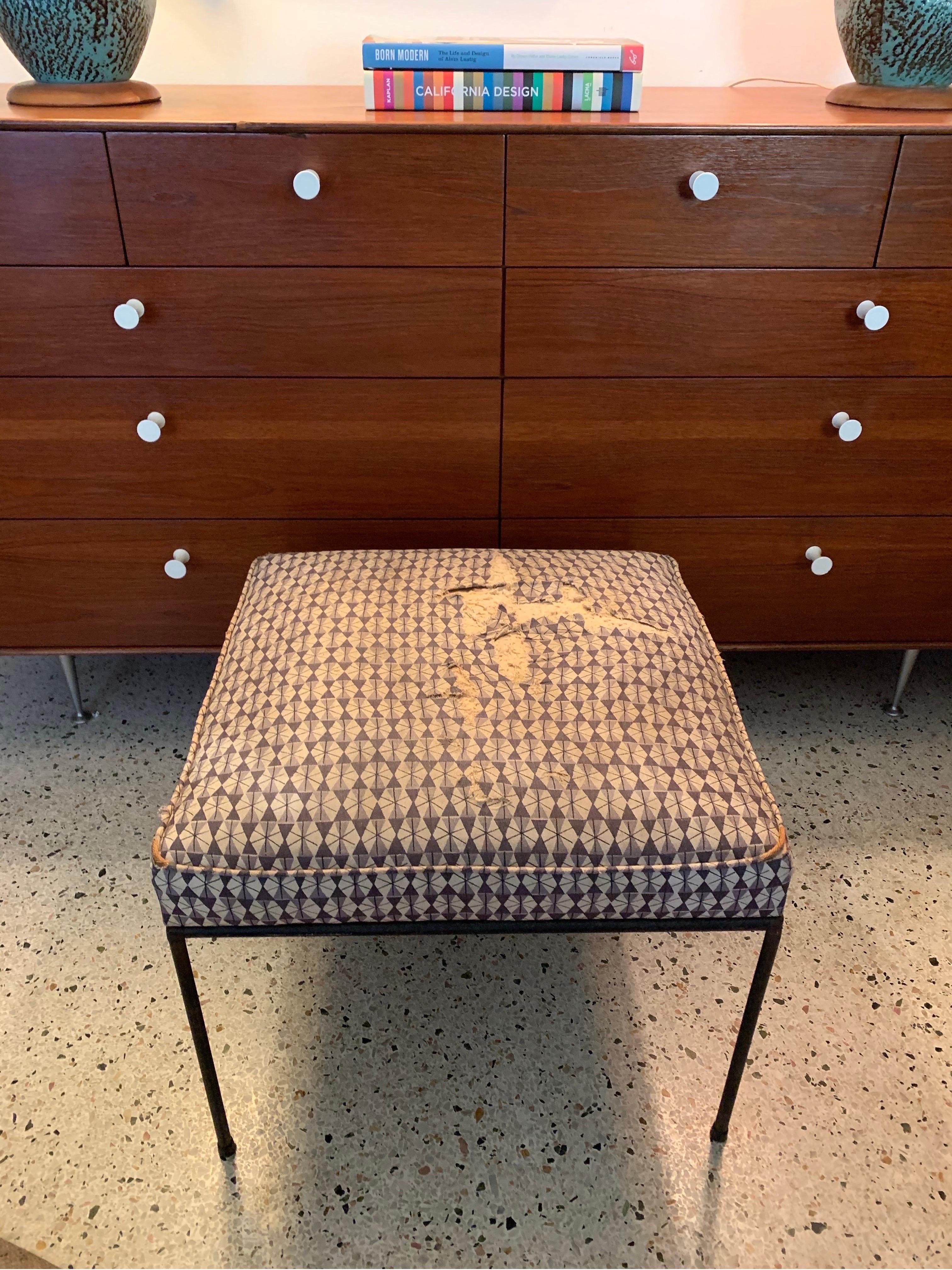 Lo sgabello ottomano vintage Paul McCobb Bench Seat è un pezzo di arredamento moderno di metà secolo degli anni '50, prodotto negli Stati Uniti. È un'aggiunta elegante e unica a qualsiasi spazio interno, grazie all'imbottitura marrone disegnata da