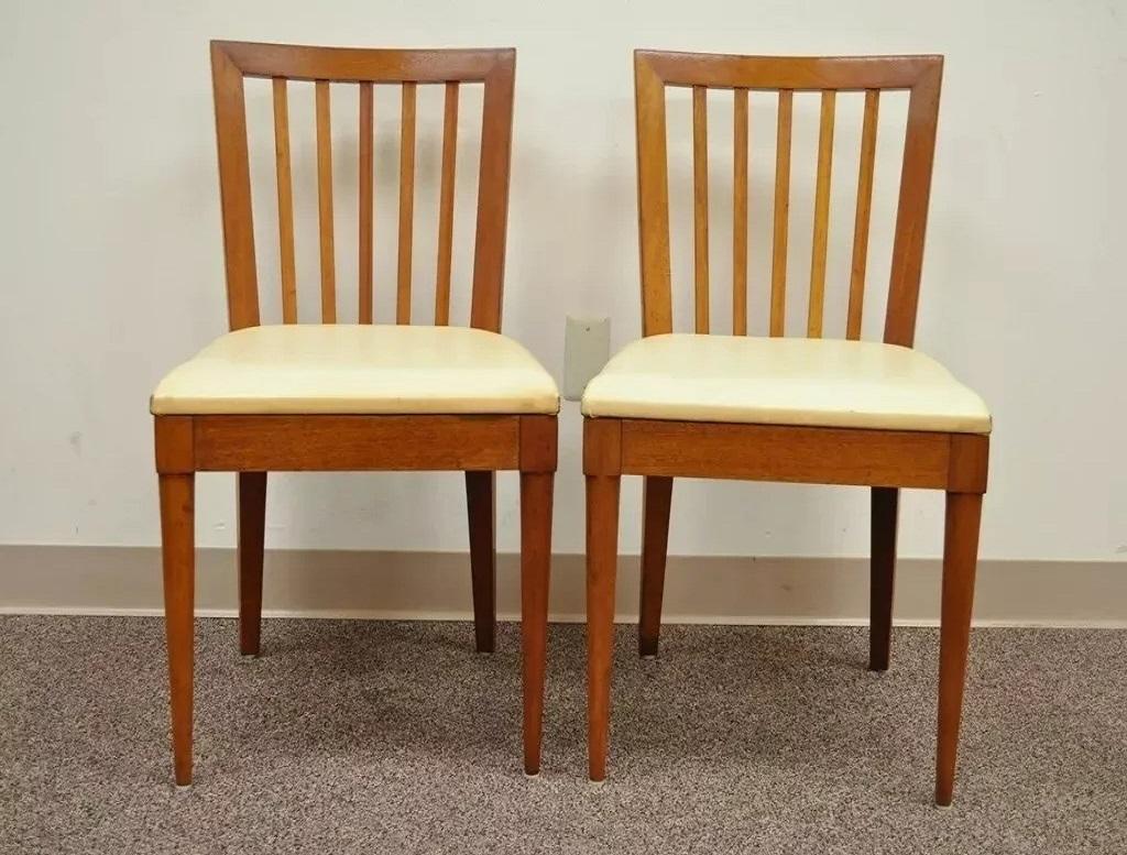 Vintage Paul McCobb Style Mid Century Modern Maple Slat Back Dining Chair - Pair. L'article se caractérise par des lignes modernes et épurées, des pieds effilés, des lattes arquées et une construction robuste en érable massif. Il rappelle le travail
