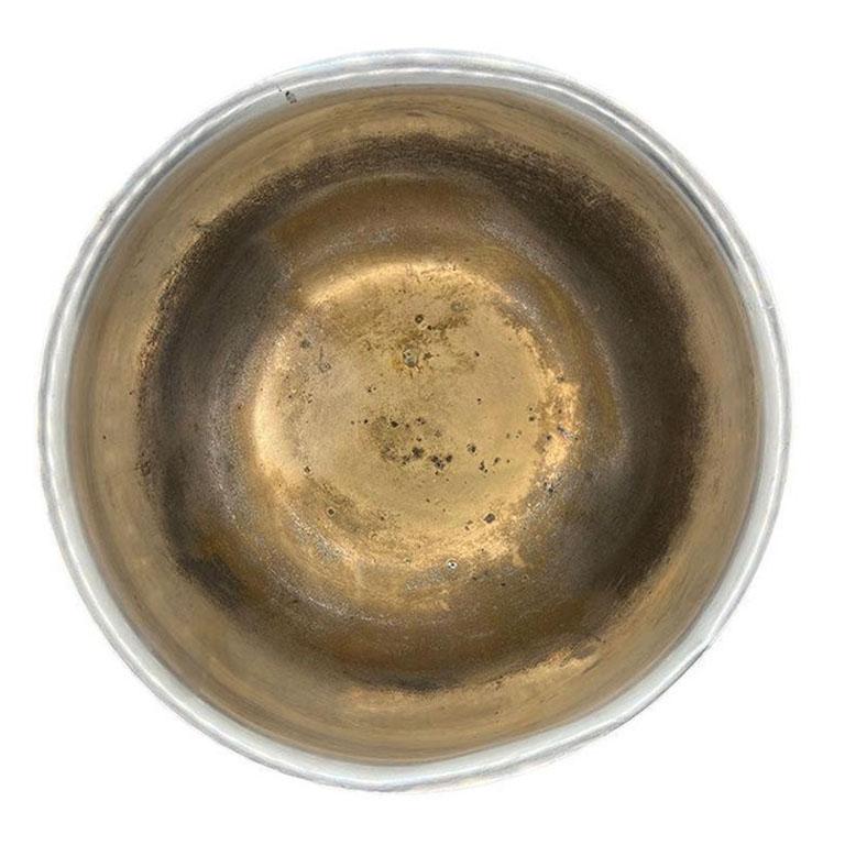 Un bol rond vintage en métal argenté, reproduction de Paul Revere. Ce bol est idéal pour servir des fruits ou pour ranger des objets sur une table basse ou une table d'appoint. Il est fabriqué par WM Rogers dans le Massachusetts et porte le logo de