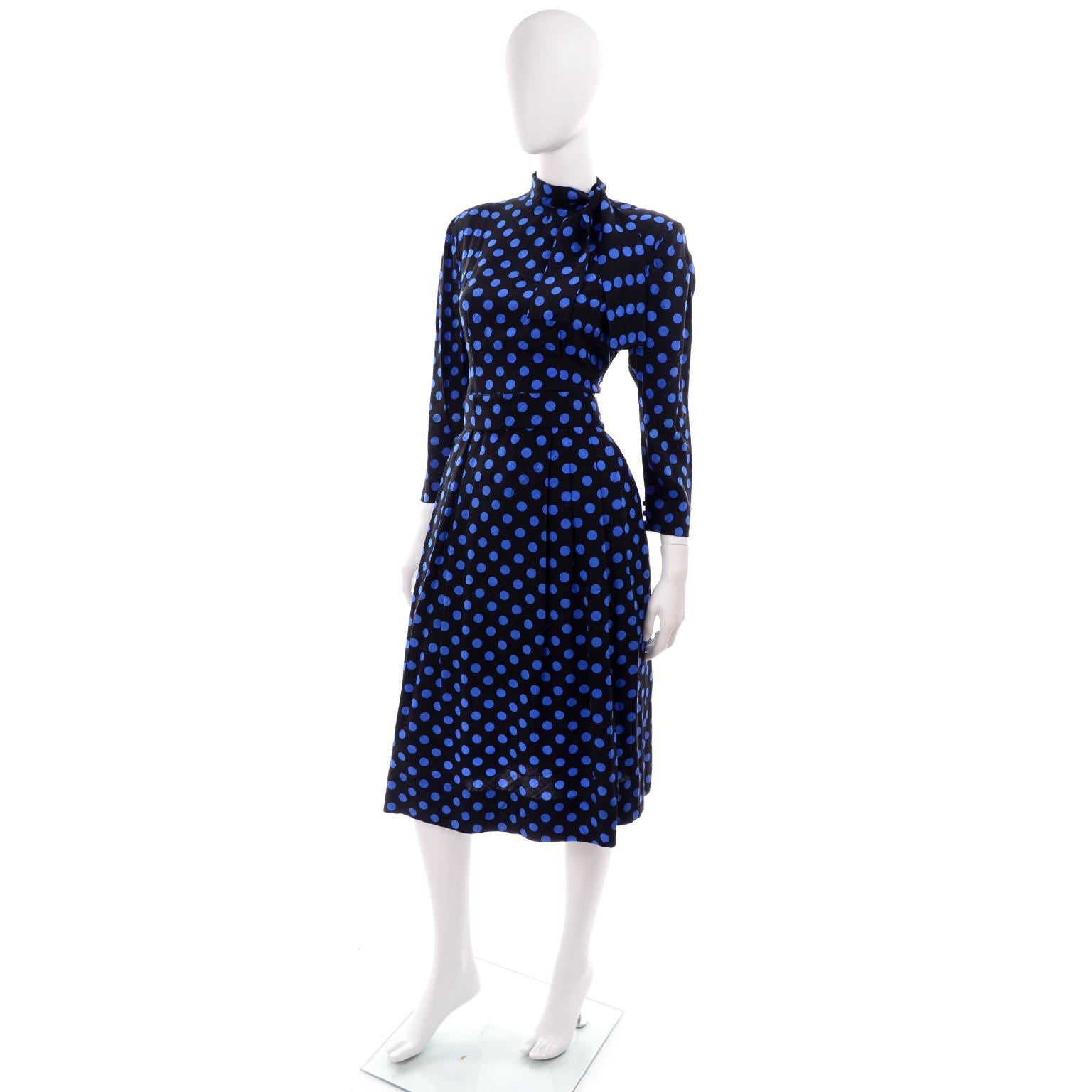 Noir Pauline Trigere - Robe vintage en soie bleue et noire à pois avec col en tissu noué en vente
