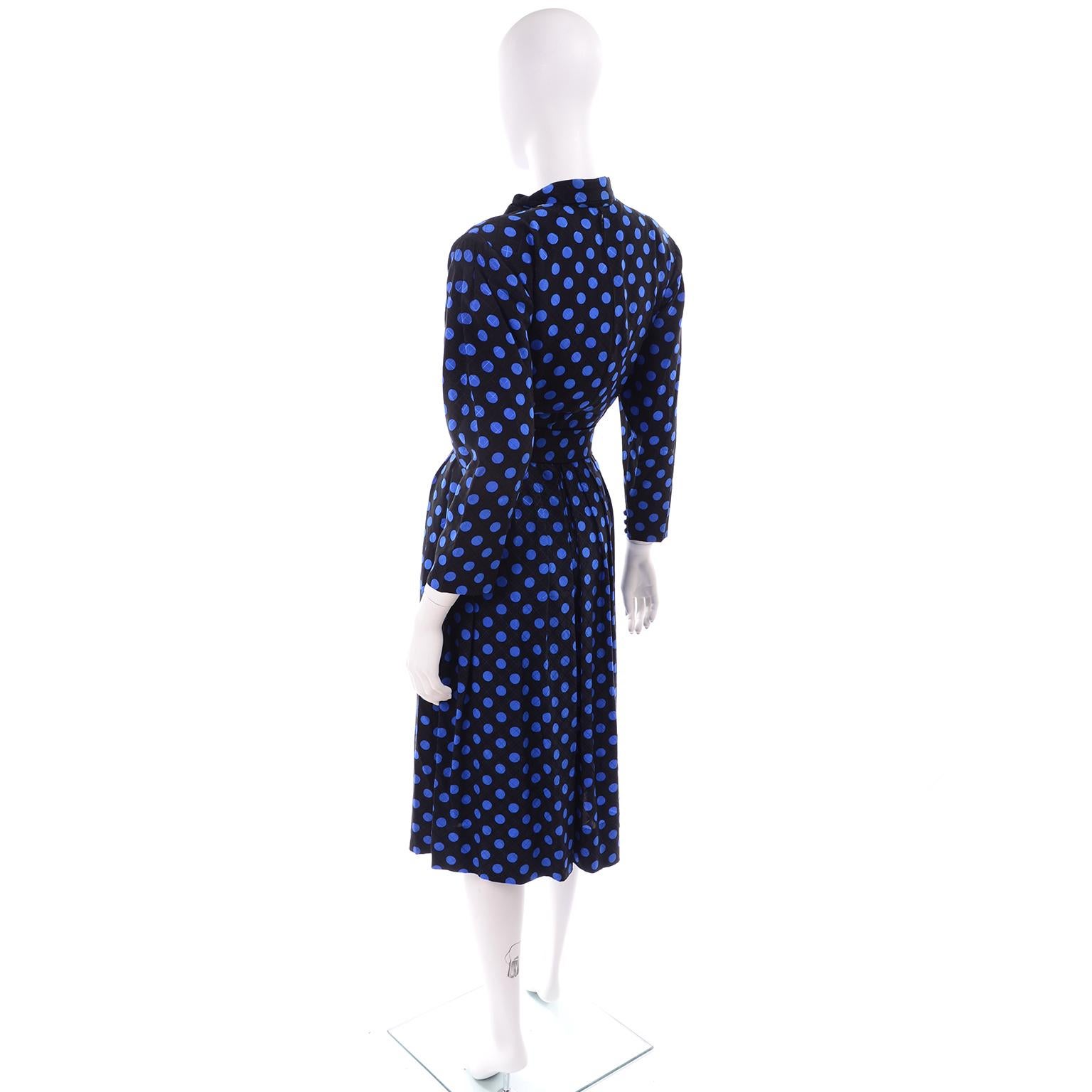Pauline Trigere - Robe vintage en soie bleue et noire à pois avec col en tissu noué Excellent état - En vente à Portland, OR