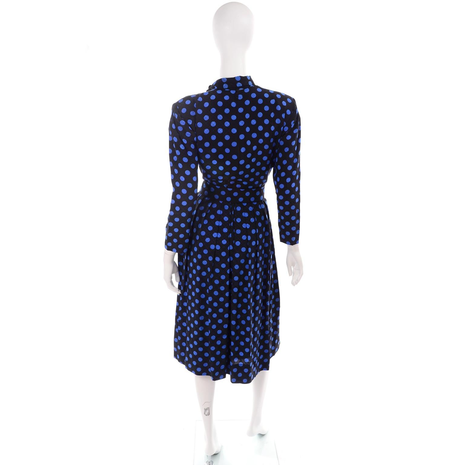 Pauline Trigere - Robe vintage en soie bleue et noire à pois avec col en tissu noué Pour femmes en vente