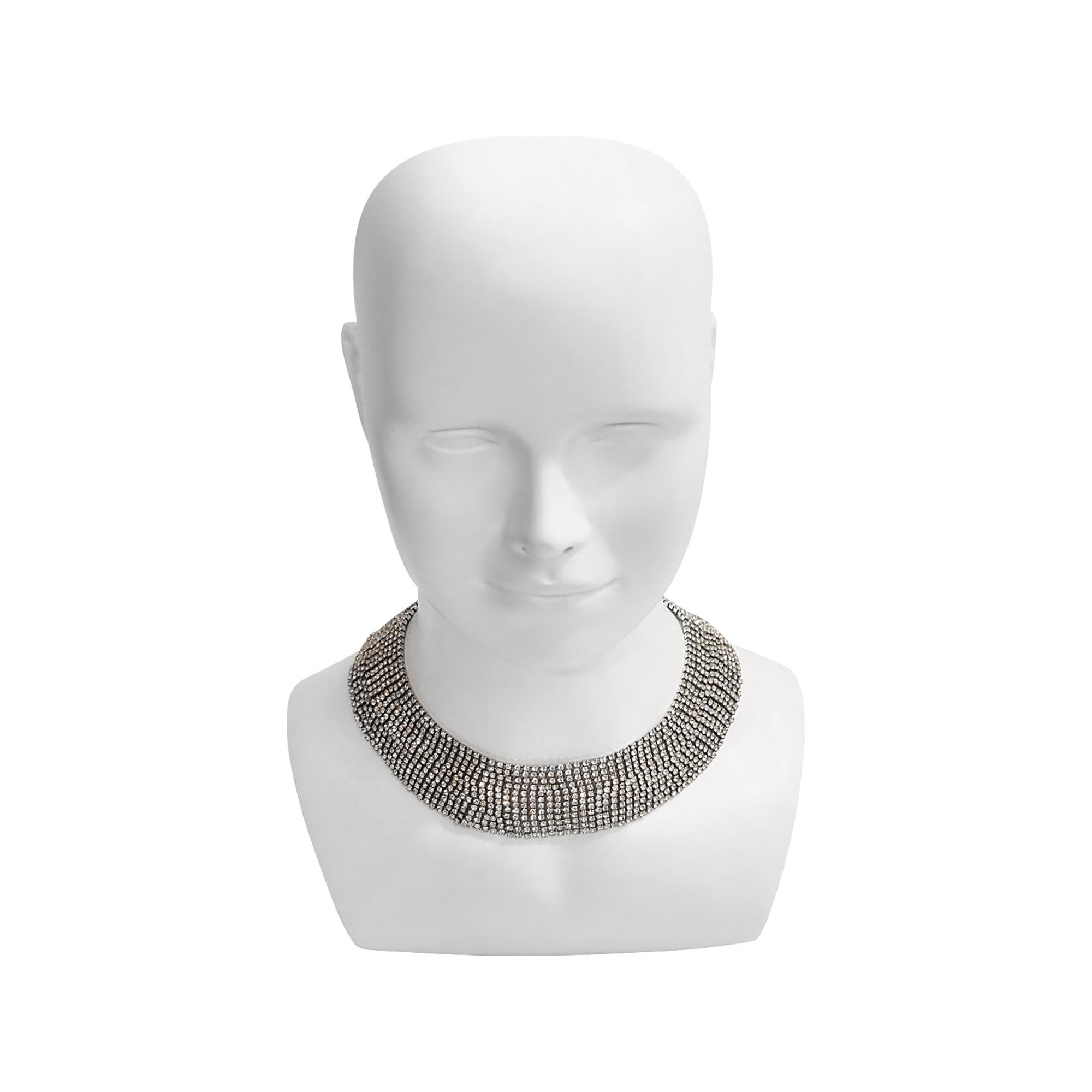 Collar ancho de diamantes vintage Pauline Trigere Circa años 80. Un gran collar que se puede llevar fácilmente con una camiseta y unos vaqueros y mezclado con un collar dorado, así como para una ocasión elegante. Uno de los clásicos que siempre