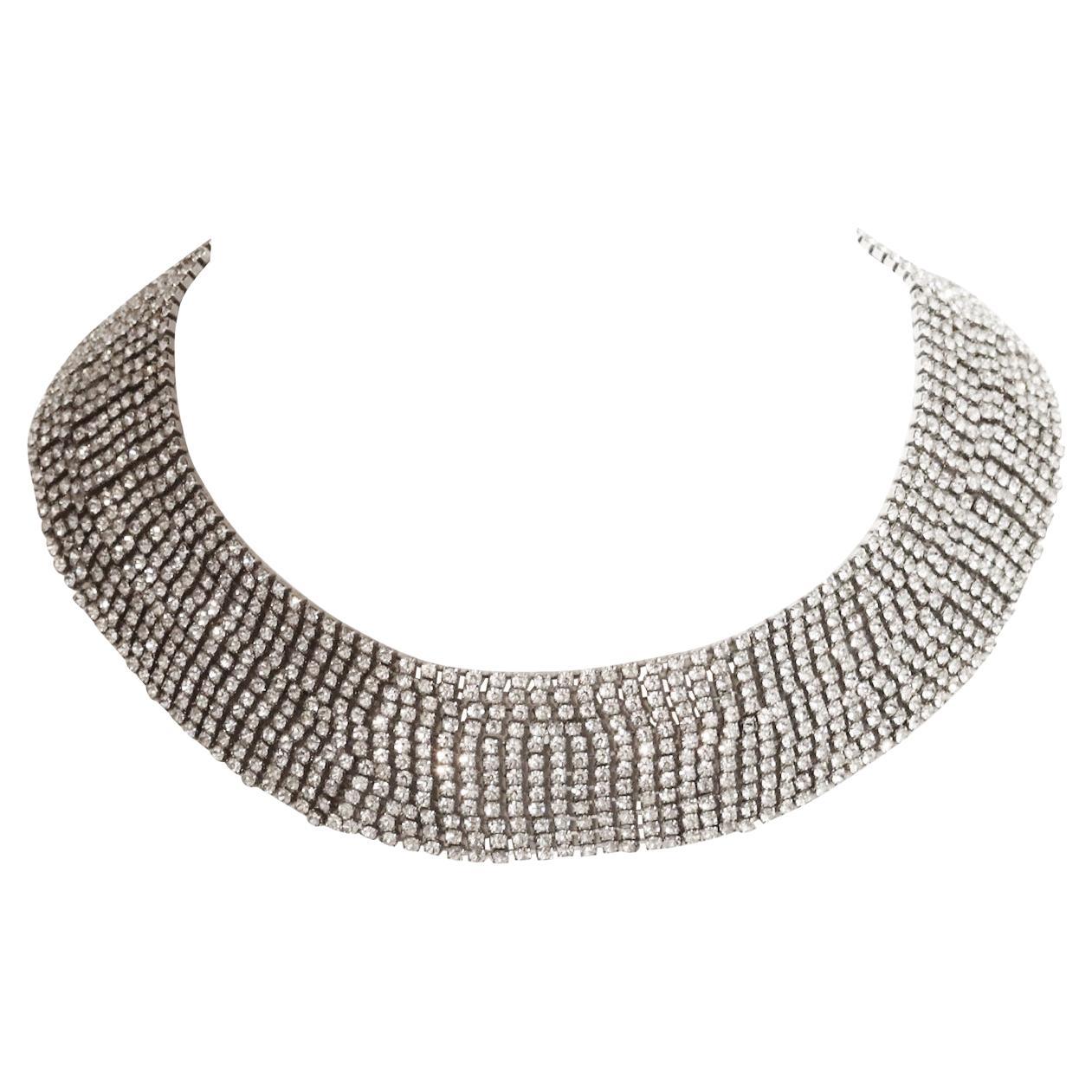 Collar ancho de diamantes vintage Pauline Trigere Circa años 80. Un gran collar que se puede llevar fácilmente con una camiseta y unos vaqueros y mezclado con un collar dorado, así como para una ocasión elegante. Uno de los clásicos que siempre
