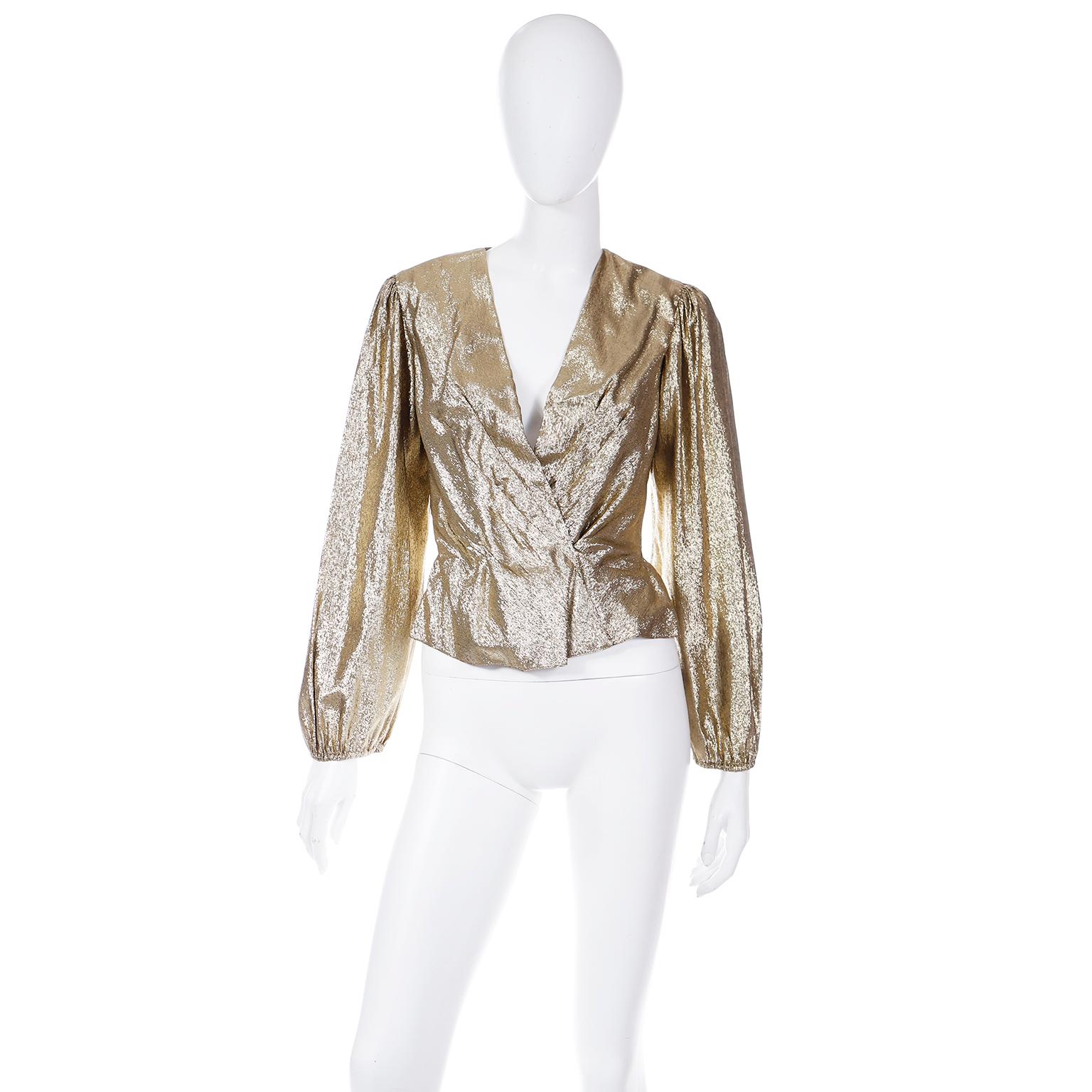 Diese atemberaubende Vintage-Bluse aus goldenem Lame wurde von Pauline Trigere für Bergdorf Goodman in den späten 1970er Jahren entworfen. Die Bluse ist auf den Fotos nur schwer zu erkennen, aber sie ist eines dieser Stücke, die Sie gerne in Ihrem