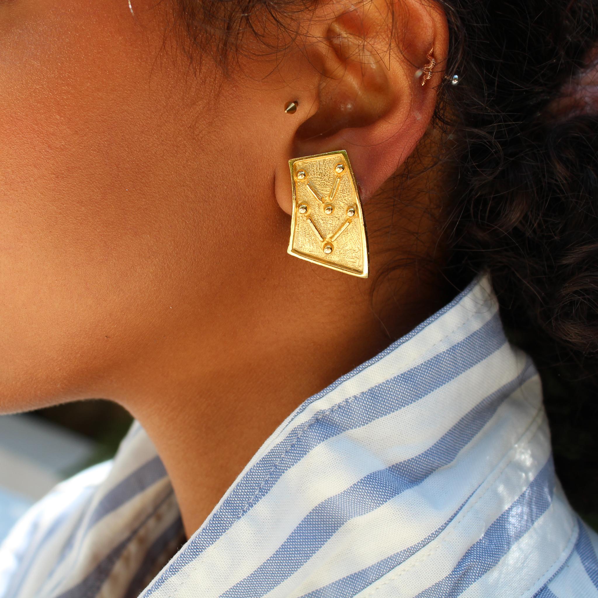 Vintage 1980s Paulo Gucci Earrings 

Cool geometric clip on earrings from Paulo Gucci. Made in Italy in the 1980s from gold plated metal.

Paolo Gucci was the grandson of Guccio Gucci, the founder of the Gucci fashion house. Paolo had a short stint