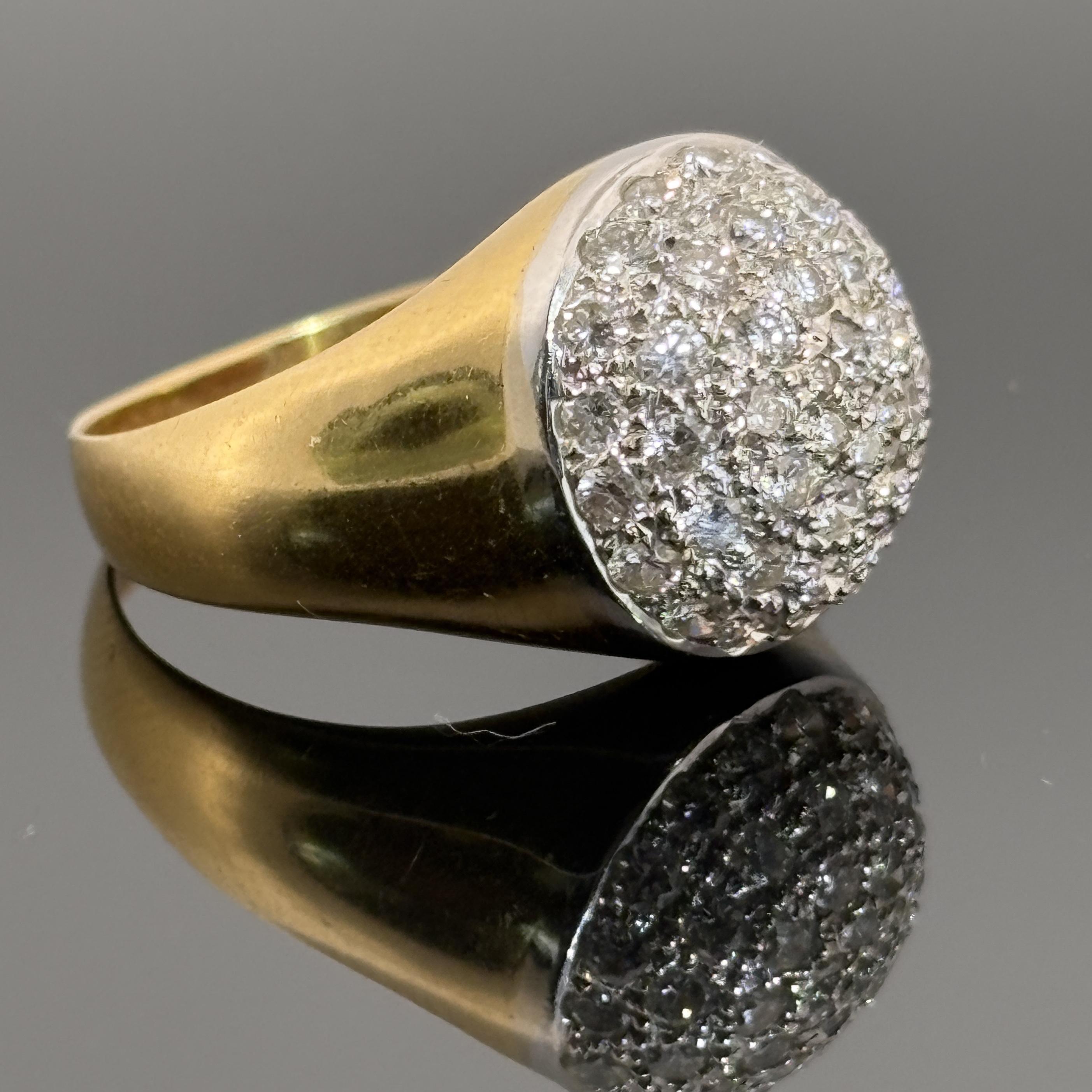 Esempio di design italiano degli anni '70, questo anello Tre Visan presenta un audace profilo a cupola ricco di pavé di diamanti taglio brillante su una parte superiore in oro bianco. I diamanti scintillanti, per un totale di 1,03 carati con la