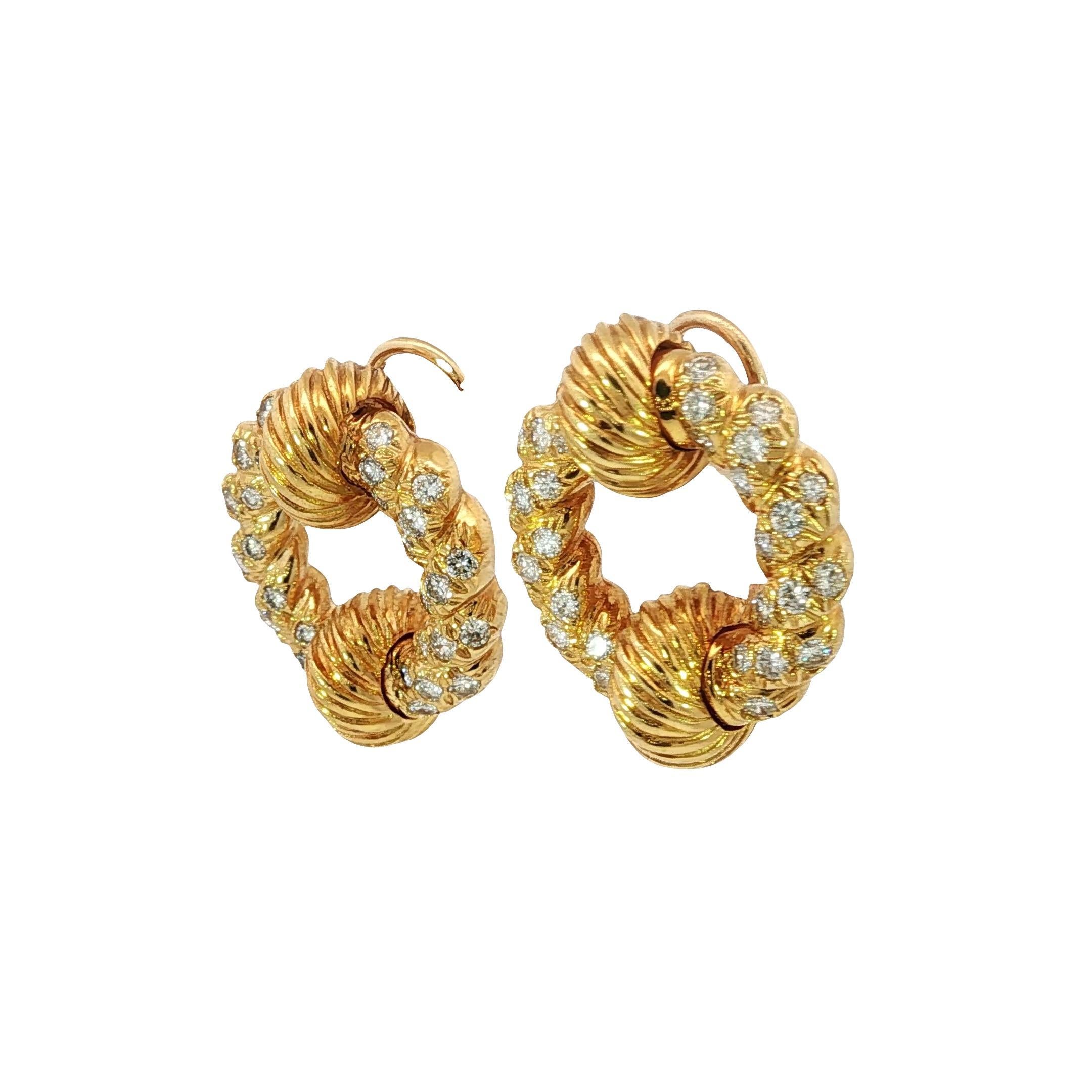 Vintage Pave Diamant Ohrclip Clip-on Ohrringe Gelbgold ~2,02ctw Diamanten

Diese Clip-Ohrringe aus 18 Karat Gelbgold haben ein rundes Design, das mit runden weißen Diamanten besetzt ist. Die Diamanten sind in einen strukturierten Goldrahmen gefasst,