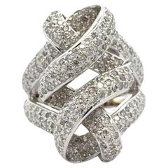Anillo vintage de oro con diamantes pavé y cinta fluida