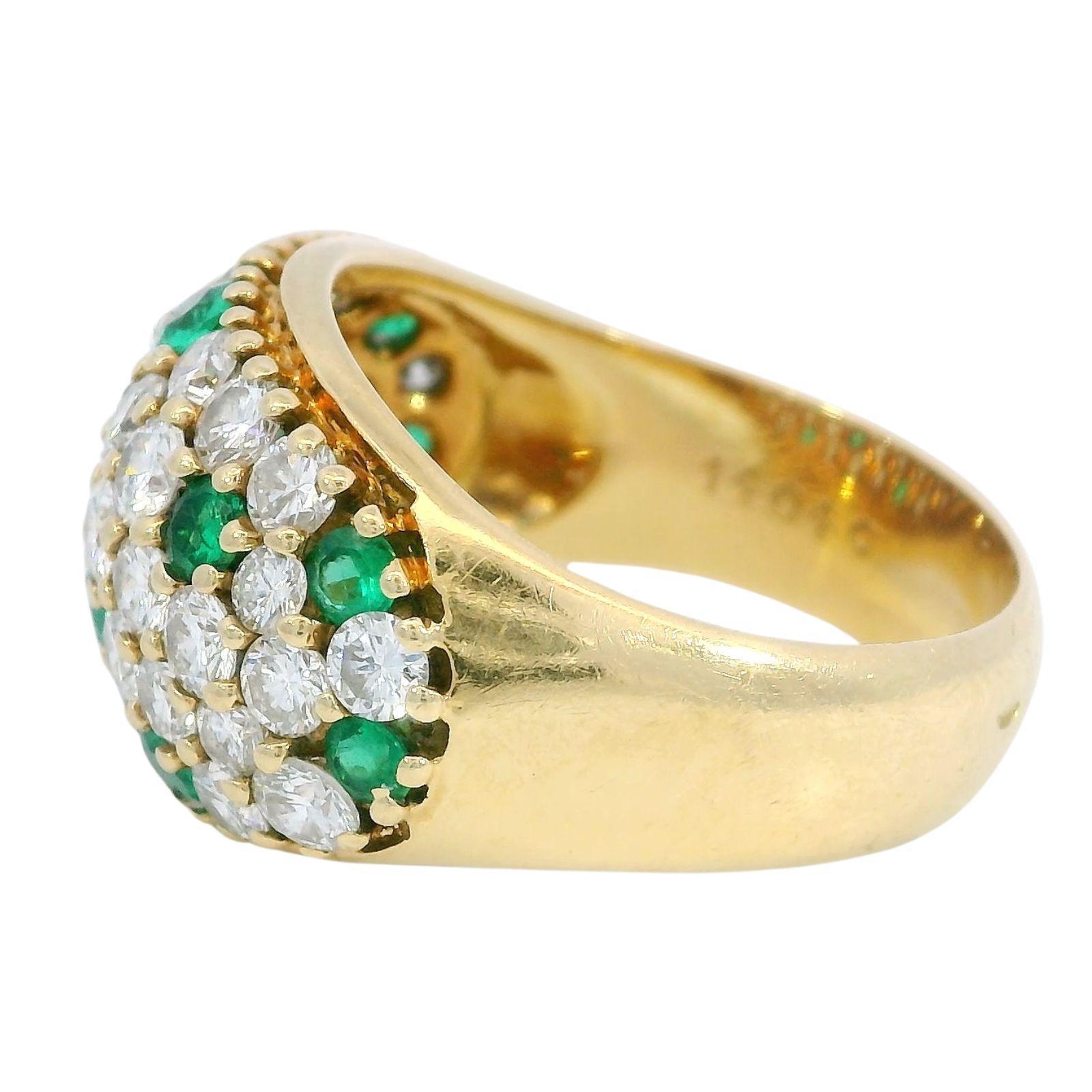 Anello vintage con pavé di diamanti e accenti di smeraldo, realizzato in oro giallo 18 carati ~2.91ctw

Questo anello d'oro mette in mostra un'incredibile serie di diamanti bianchi rotondi, per un totale di ~2,31 carati. Tra i diamanti ci sono