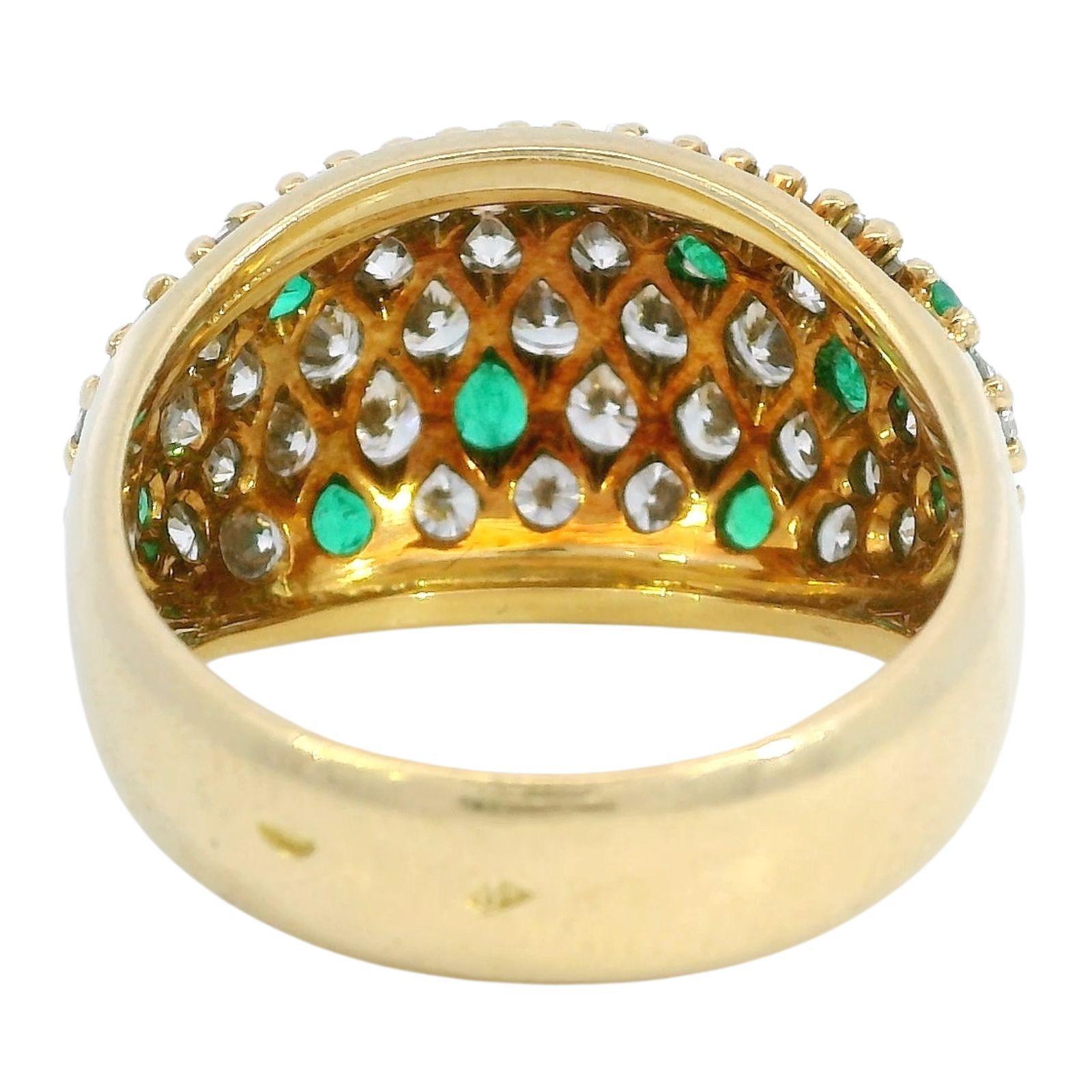 Anello vintage con pavé di diamanti e accenti di smeraldo, realizzato in oro giallo 18 carati ~2.91ctw In condizioni buone in vendita a Fairfield, CT
