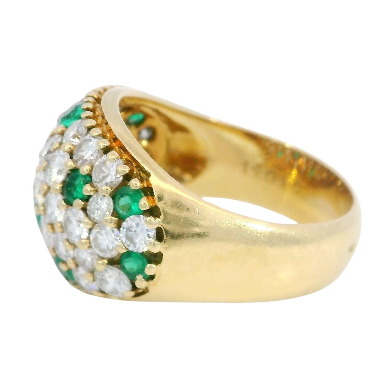 Anello vintage con pavé di diamanti e accenti di smeraldo, realizzato in oro giallo 18 carati ~2.91ctw in vendita 1