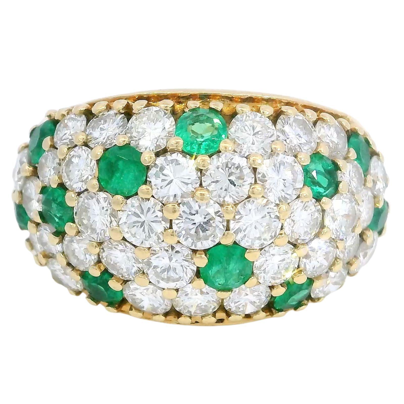 Anello vintage con pavé di diamanti e accenti di smeraldo, realizzato in oro giallo 18 carati ~2.91ctw in vendita 2