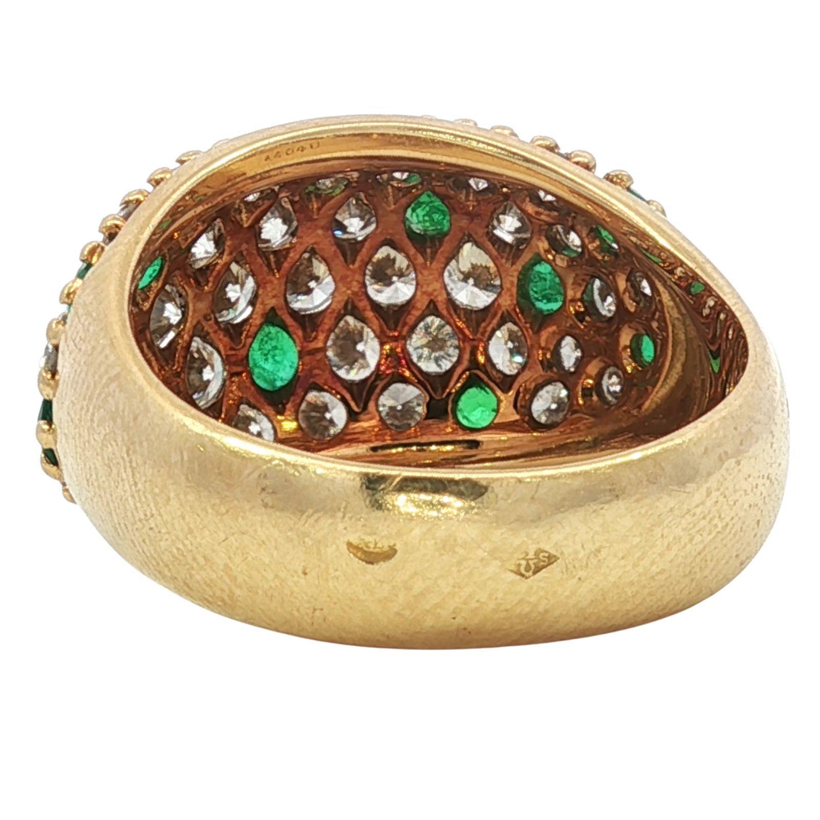 Anello vintage con pavé di diamanti e accenti di smeraldo, realizzato in oro giallo 18 carati ~2.91ctw in vendita 3