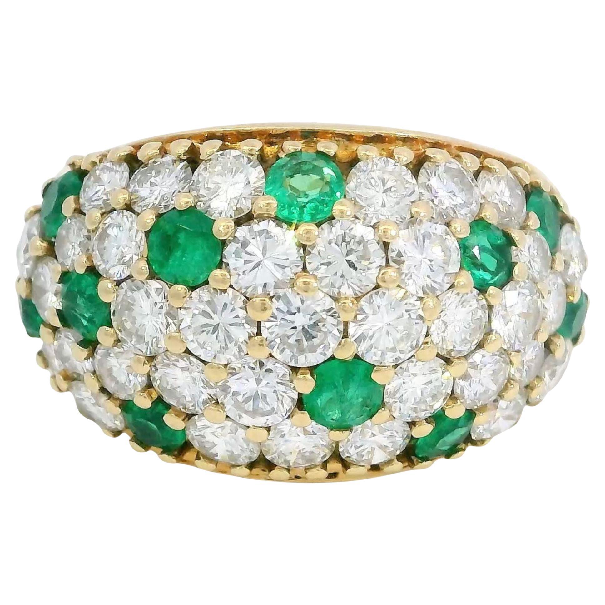 Anello vintage con pavé di diamanti e accenti di smeraldo, realizzato in oro giallo 18 carati ~2.91ctw