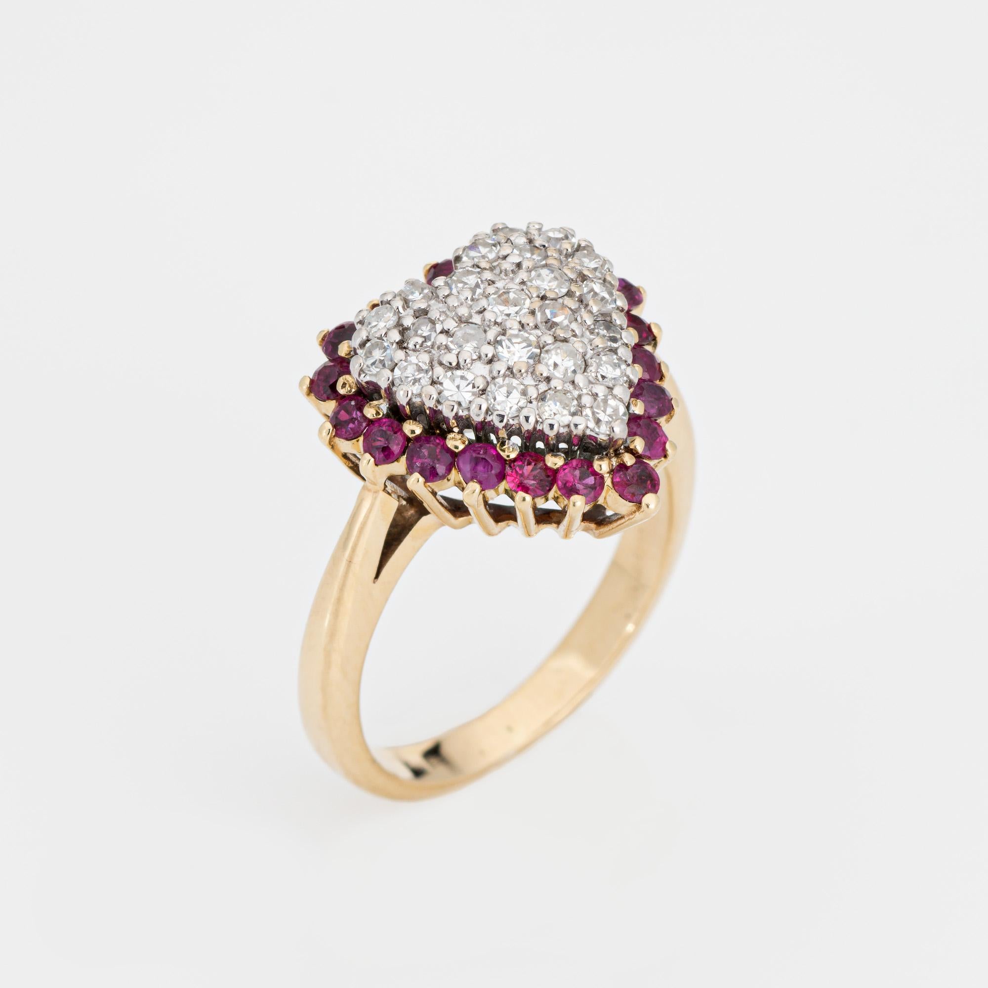 Stilvoller Herzring mit Diamanten und Rubinen in 14 Karat Gelbgold (ca. 1960er bis 1970er Jahre). 

Die geschliffenen Diamanten haben insgesamt schätzungsweise 0,25 Karat (geschätzte Farbe H-I und Reinheit SI1-I1). 20 Rubine messen ca. 1 mm. 

Der