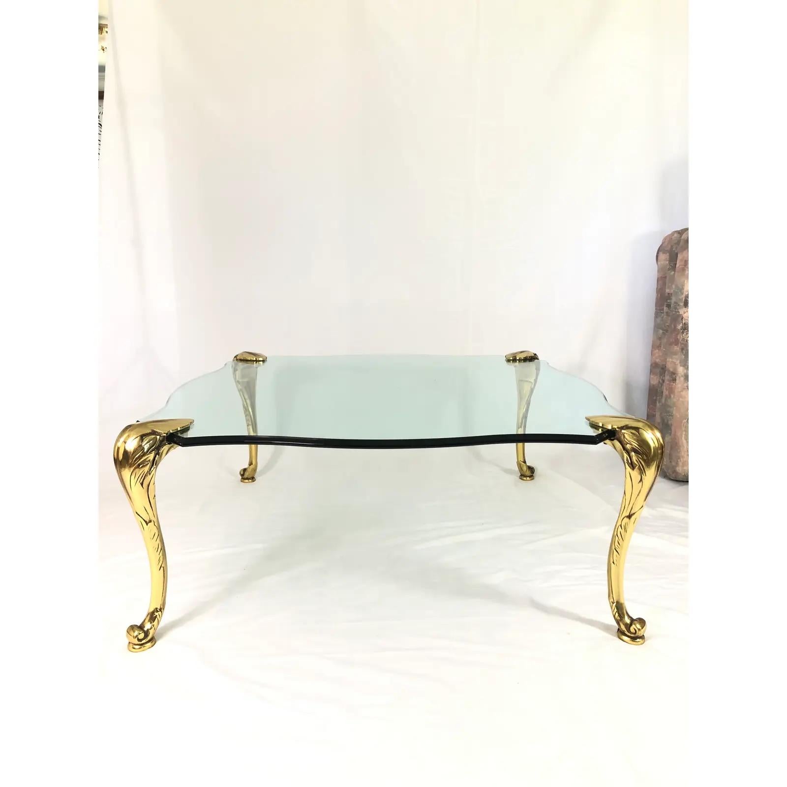 Atemberaubender Cocktailtisch aus Messing/Bronze und Glas, zugeschrieben P. E. Guerin. Die dicke, abgeschrägte Glasplatte wird von vier ziselierten, vergoldeten Beinen (im Stil von Faux Bambus) getragen. Dieses Design besticht durch seine