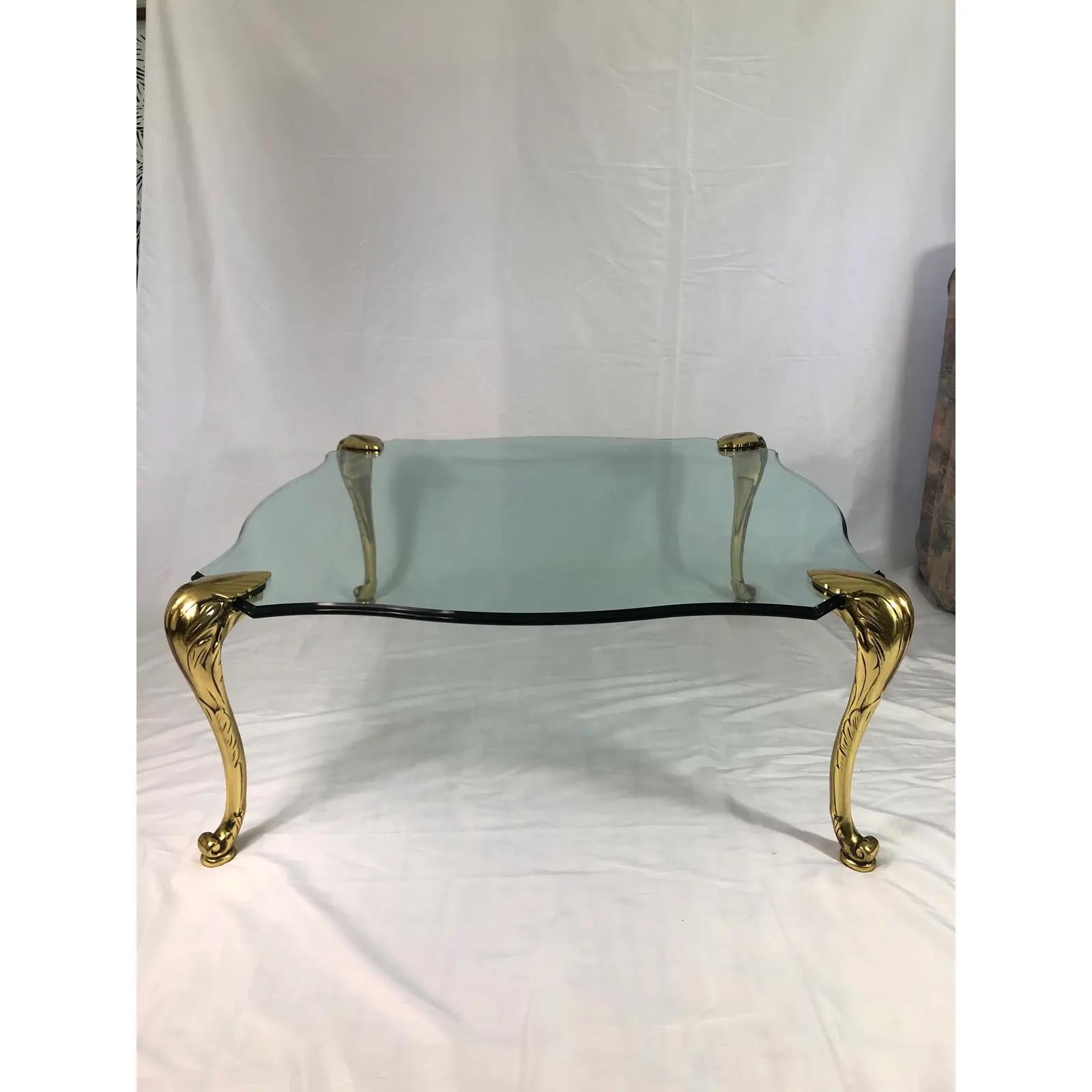 Vintage P.E. Guerin Couchtisch aus Messing und Glas Wedelfüße (Unbekannt) im Angebot
