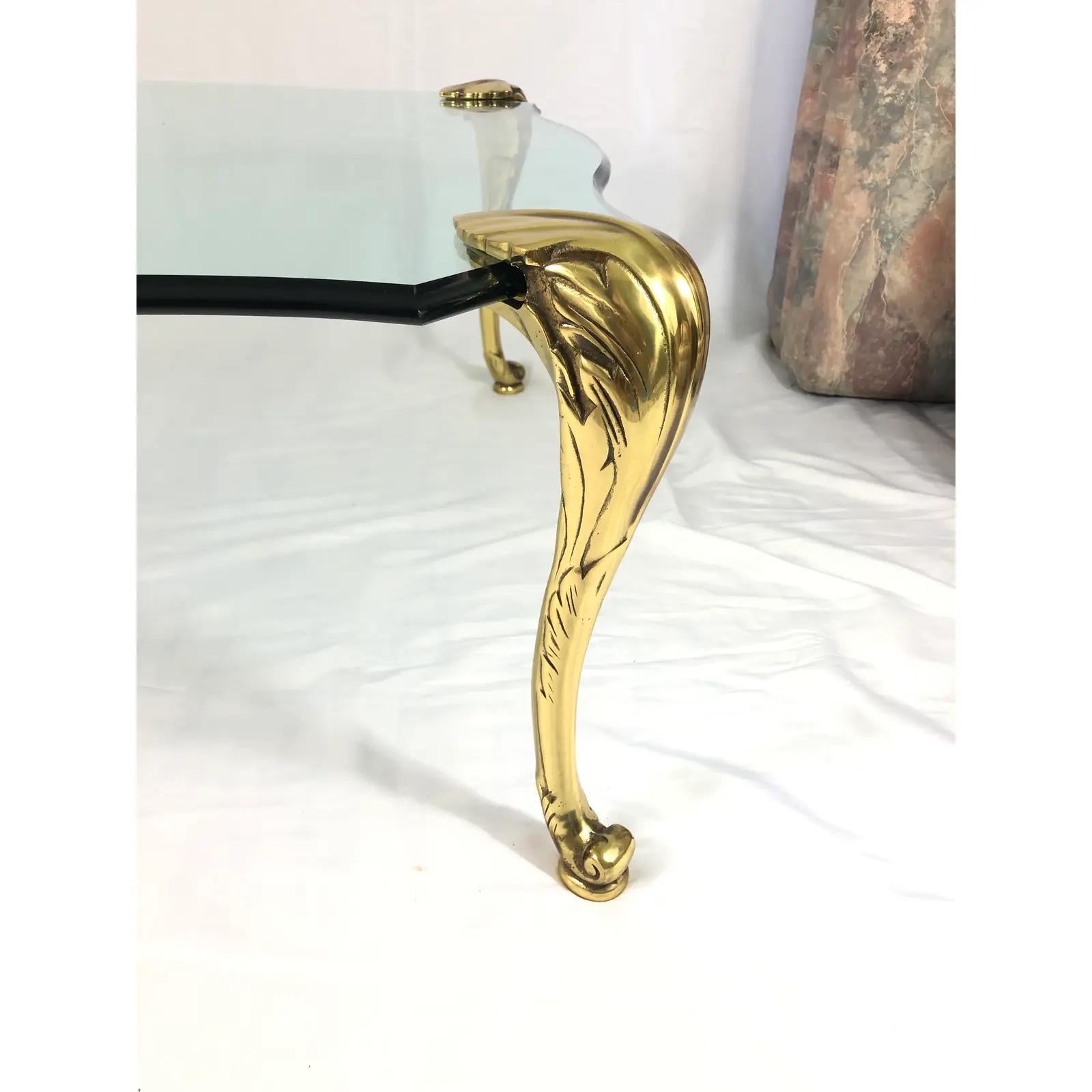 Vintage P.E. Guerin Couchtisch aus Messing und Glas Wedelfüße (Abgeschrägt) im Angebot